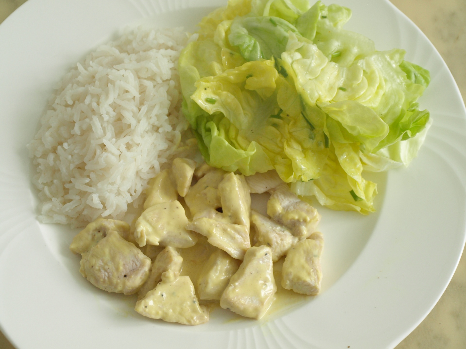 Hhnchenbrust geschnetzelt mit Reis und Salat