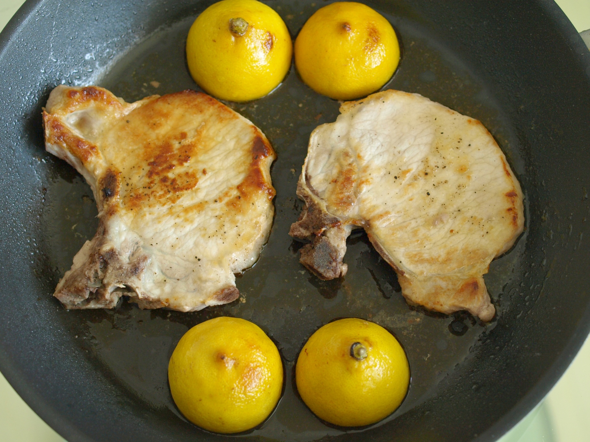 Schweinekoteletts mit Zitrone