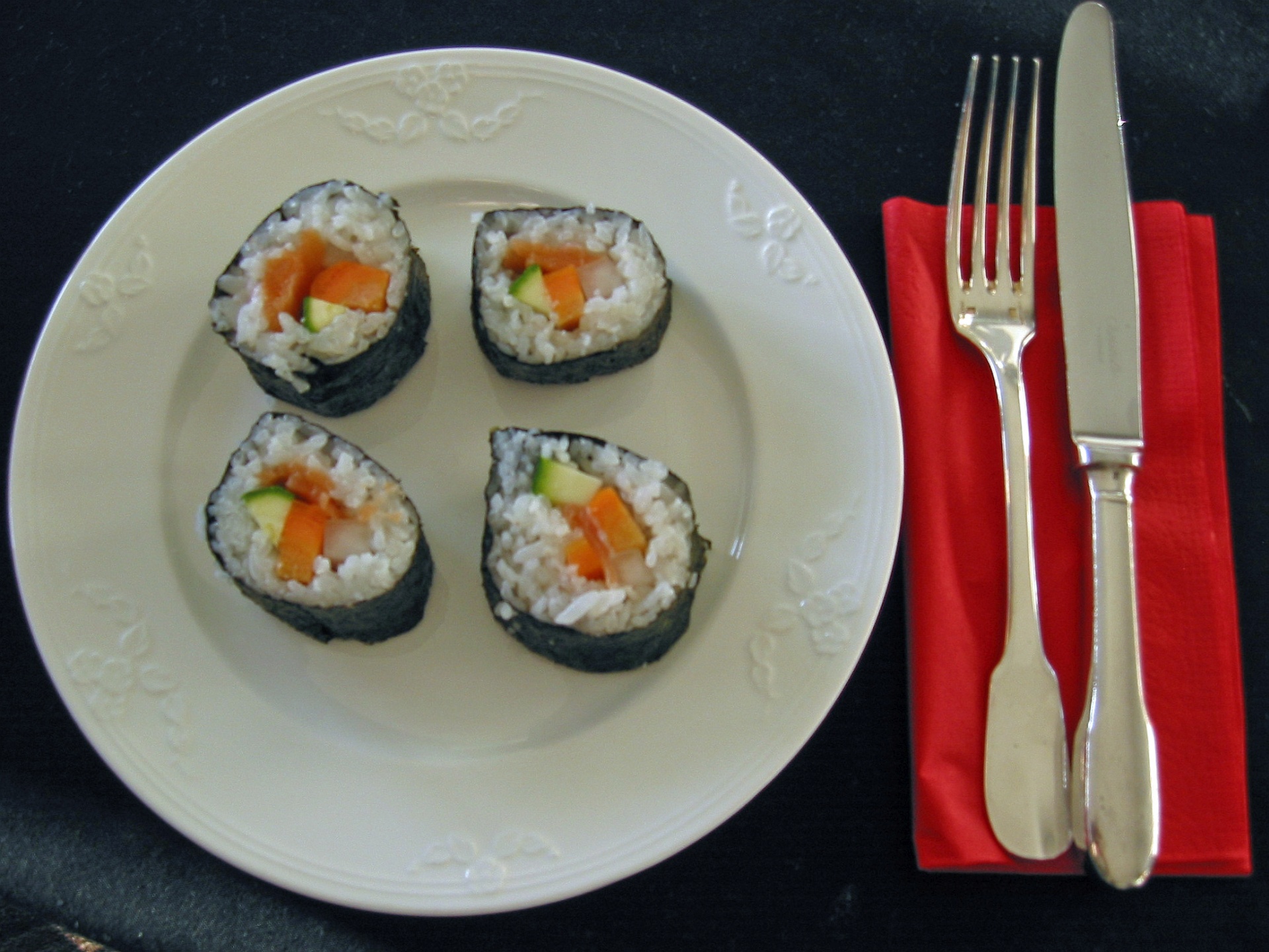 Maki-Sushi mit Gemse und Lachs
