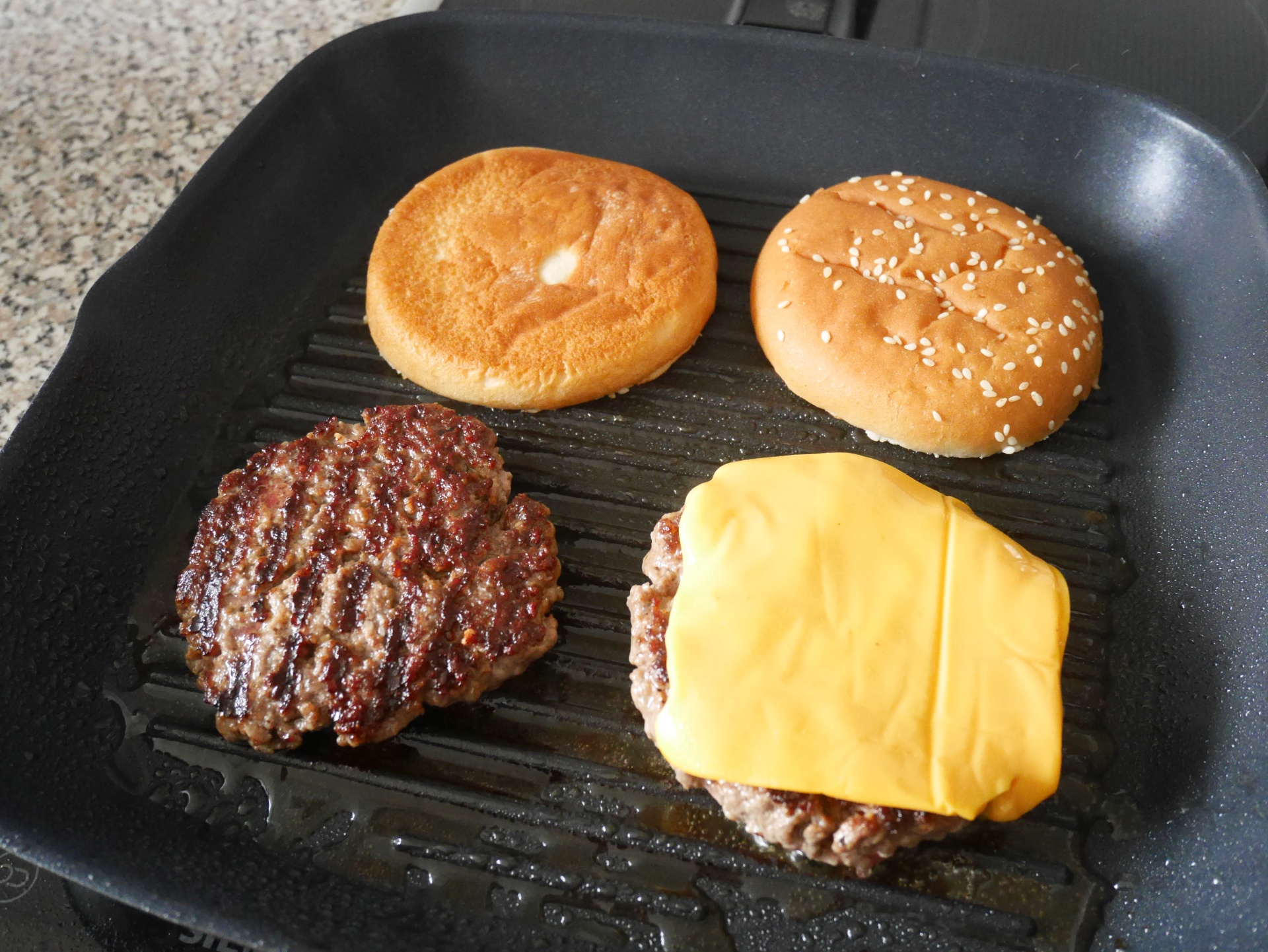 Hamburger und Cheeseburger aus der
              Grillpfanne