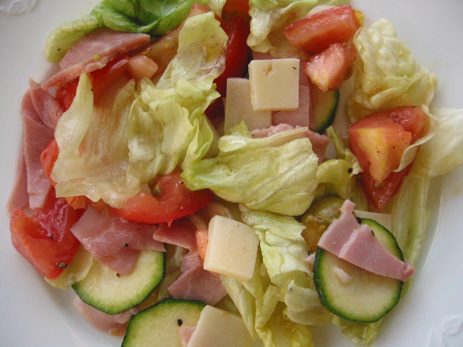 Angereicherter Salat mit Schinken und Kse