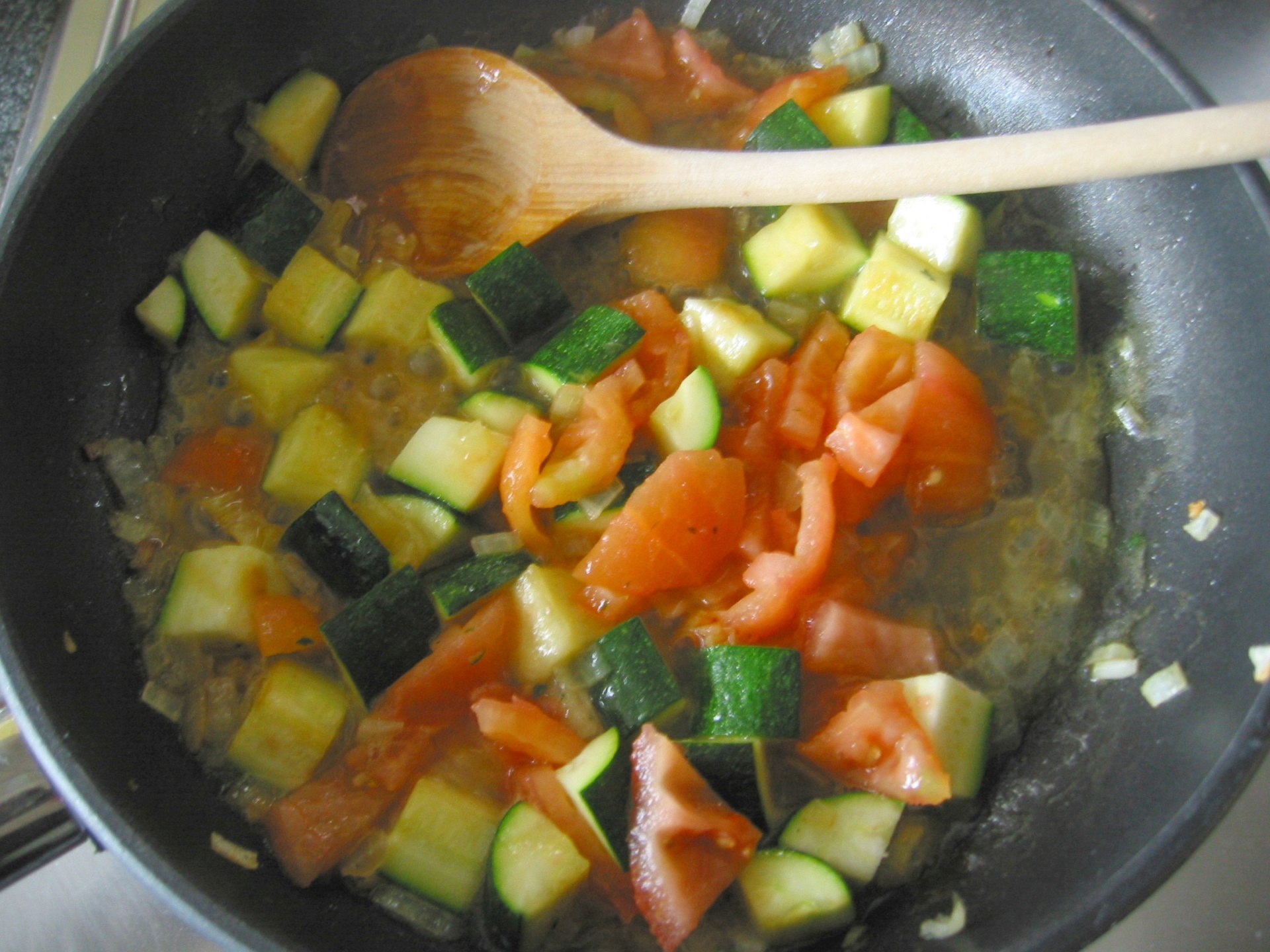 Gemsemischung mit Zucchini, Tomaten und
              Pilzen