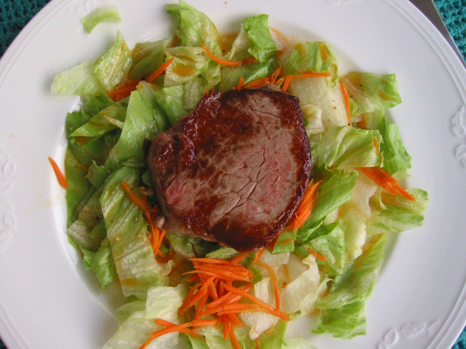 Steak auf Salat