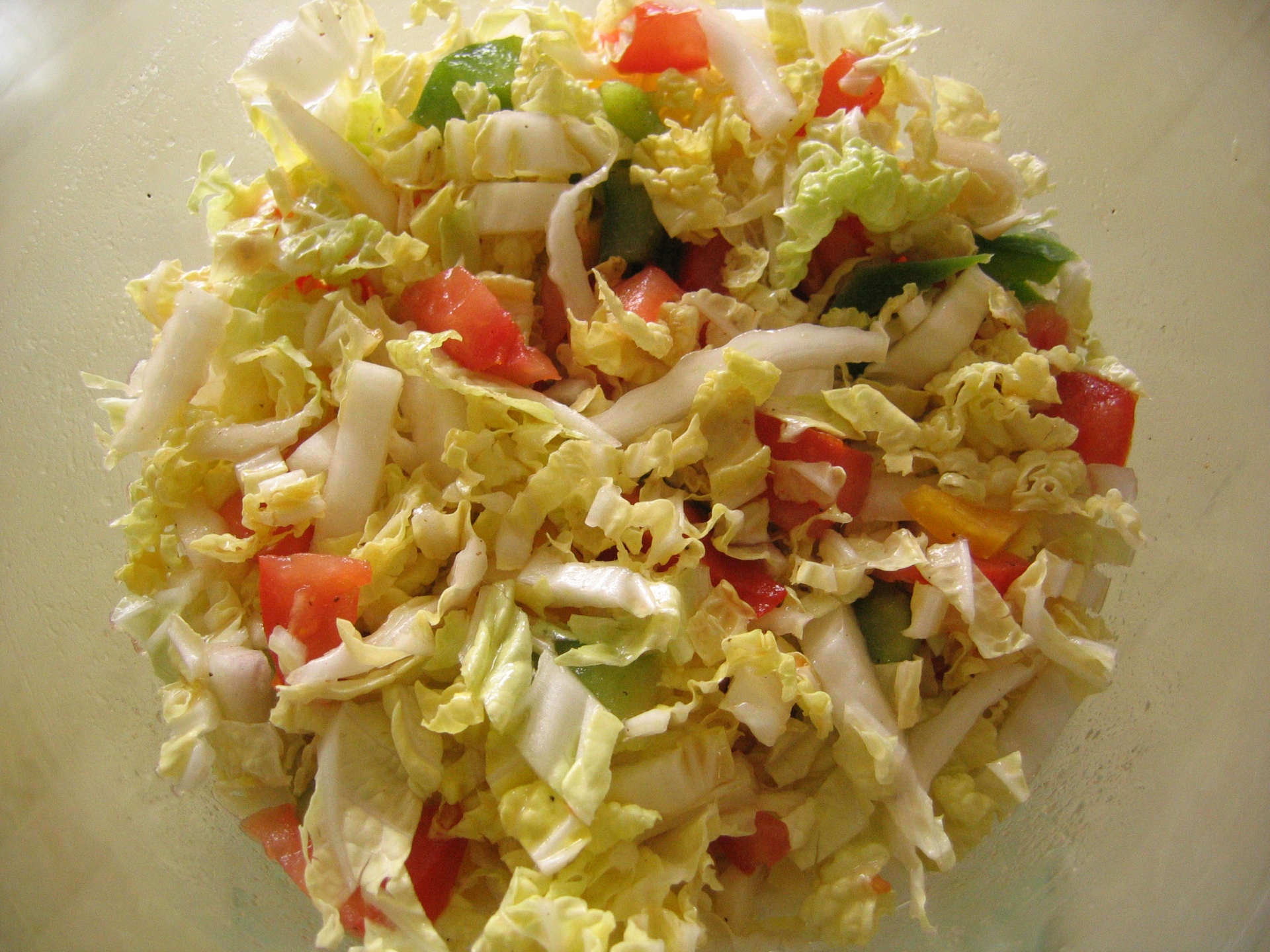 Salat Chinakohl mit Gurken und Tomaten