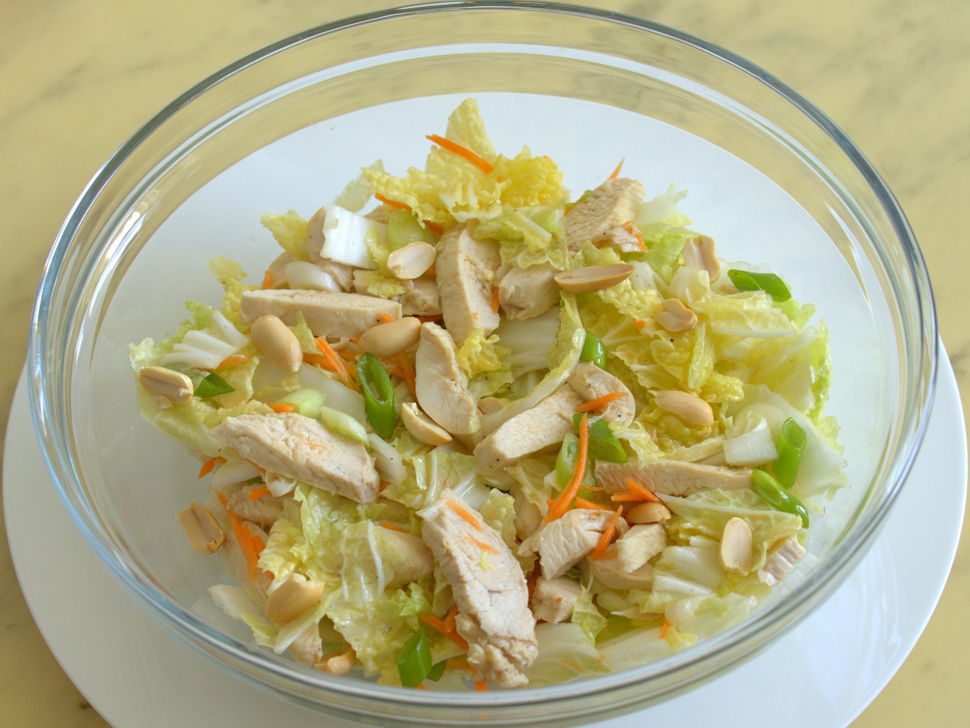 Salat asiatisch mit Hhnerfleisch, Chinakohl
              und Nssen
