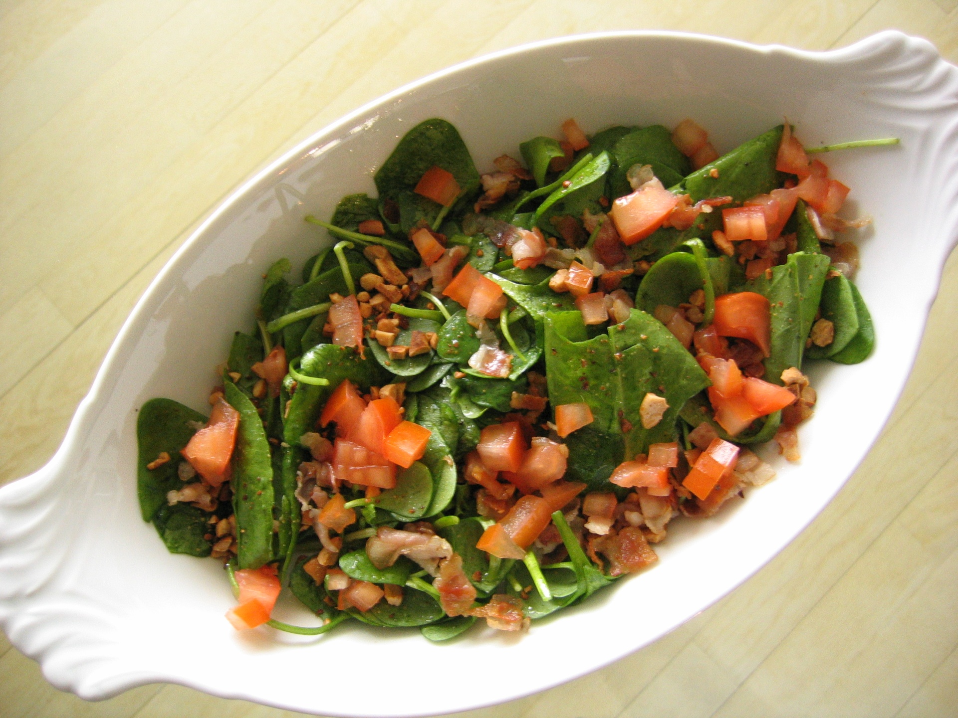 Portulak-Salat mit Nssen und
              Tomatenstckchen