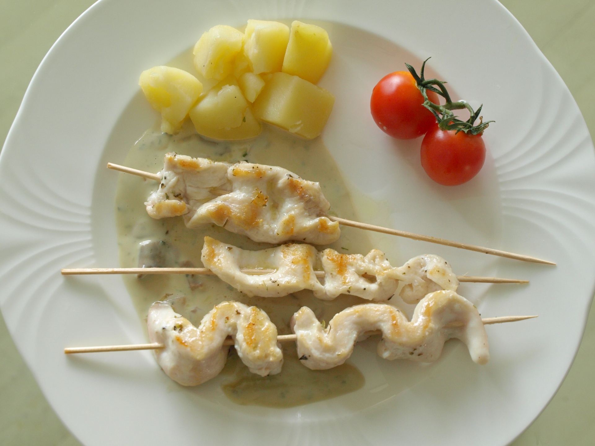 Hhnchenspiee mit Gorgonzolasauce und
              Bouillonkartoffeln