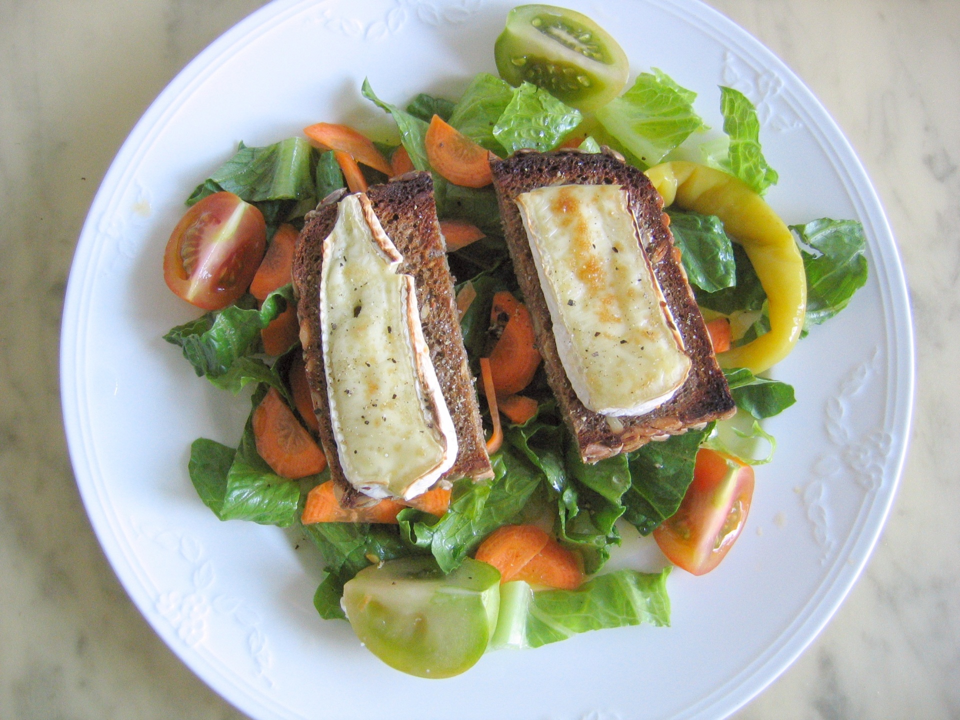 Romana-Salat mit berbackenem Ziegenkse auf
              Brotschnitten