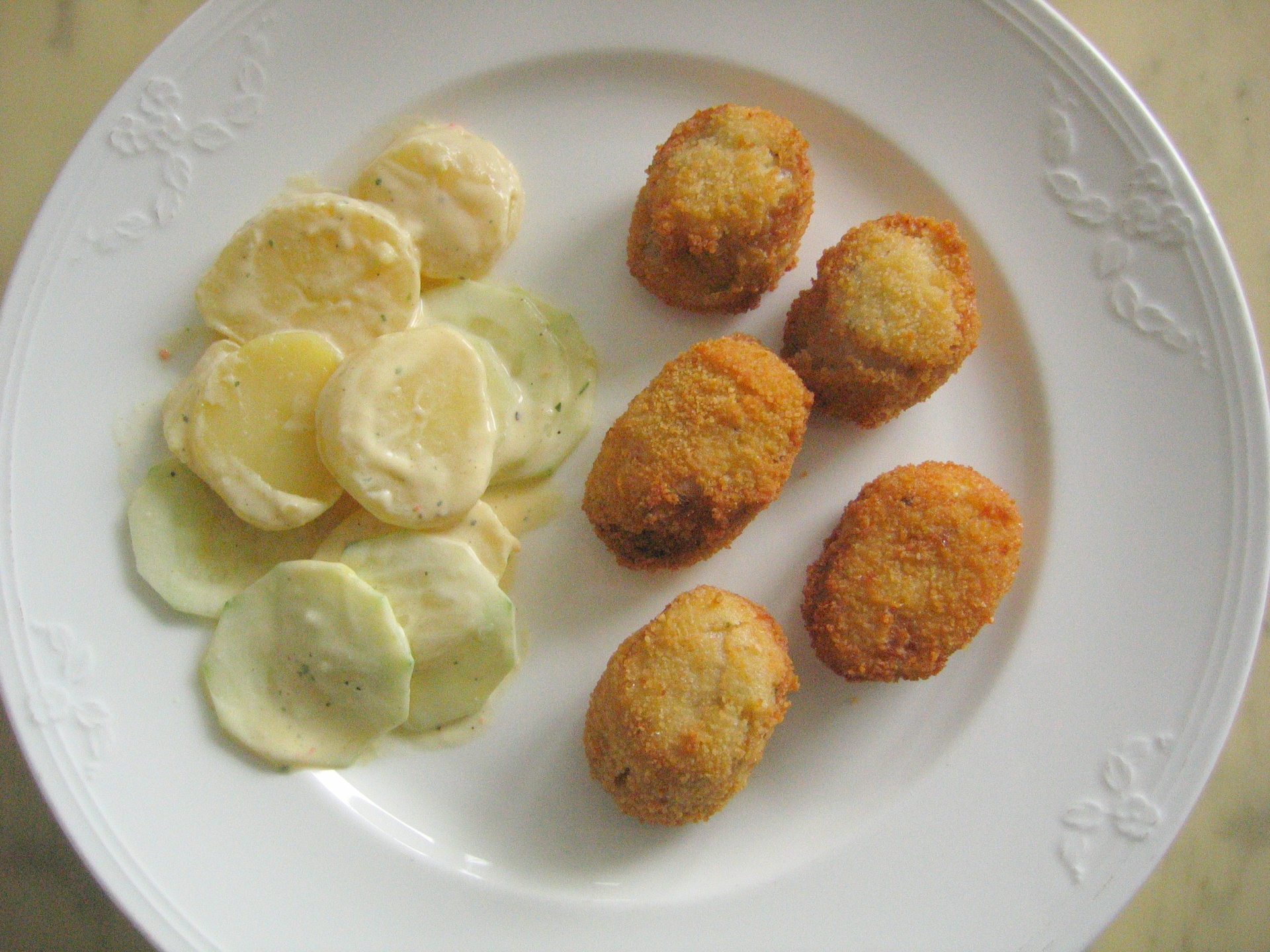 Gebackene Weiwurstradeln mit
              Kartoffel-Gurken-Salat