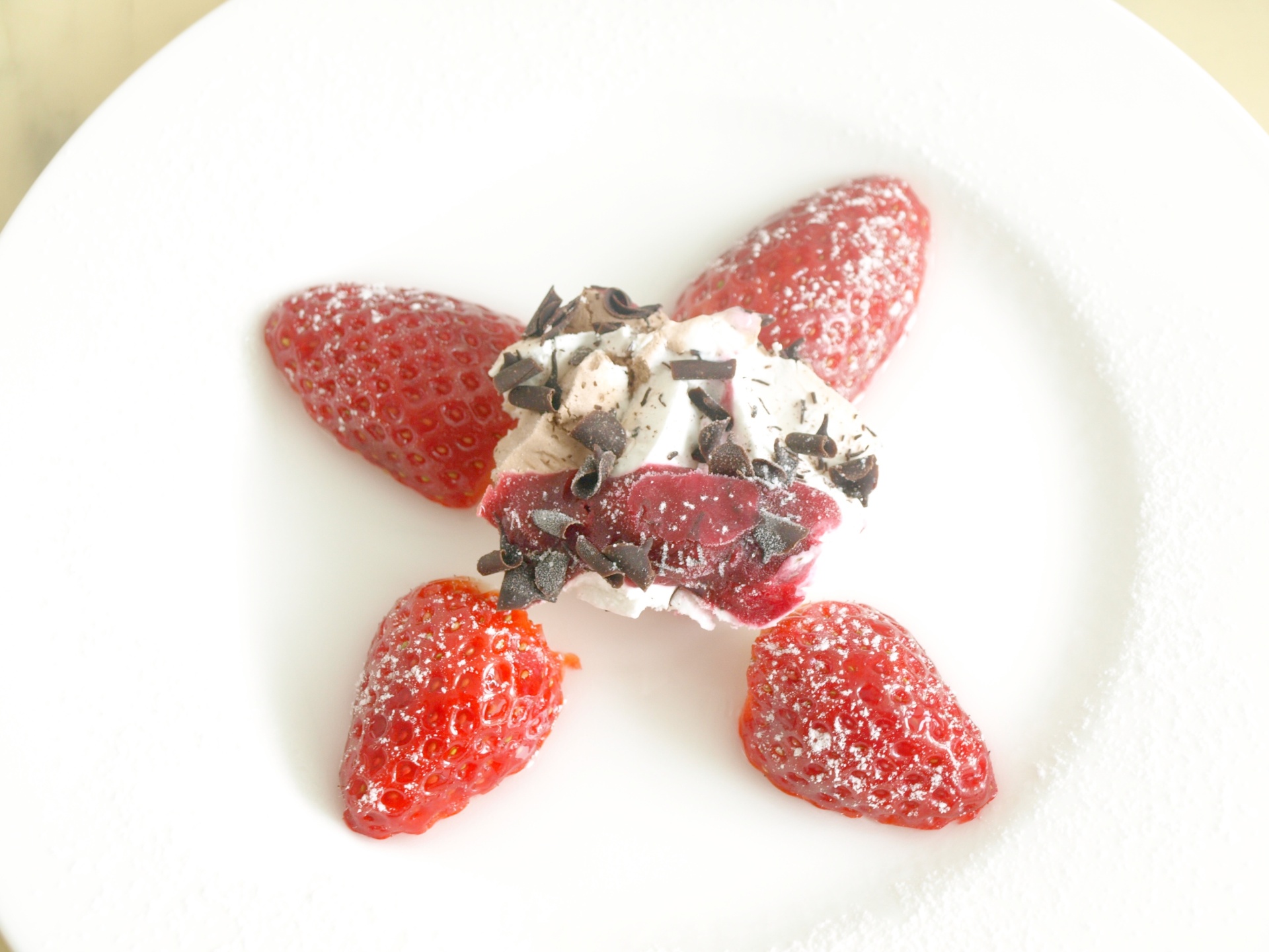 Schwarzwlder Kirsch-Eis mit frischen
              Erdbeeren und Cointreau