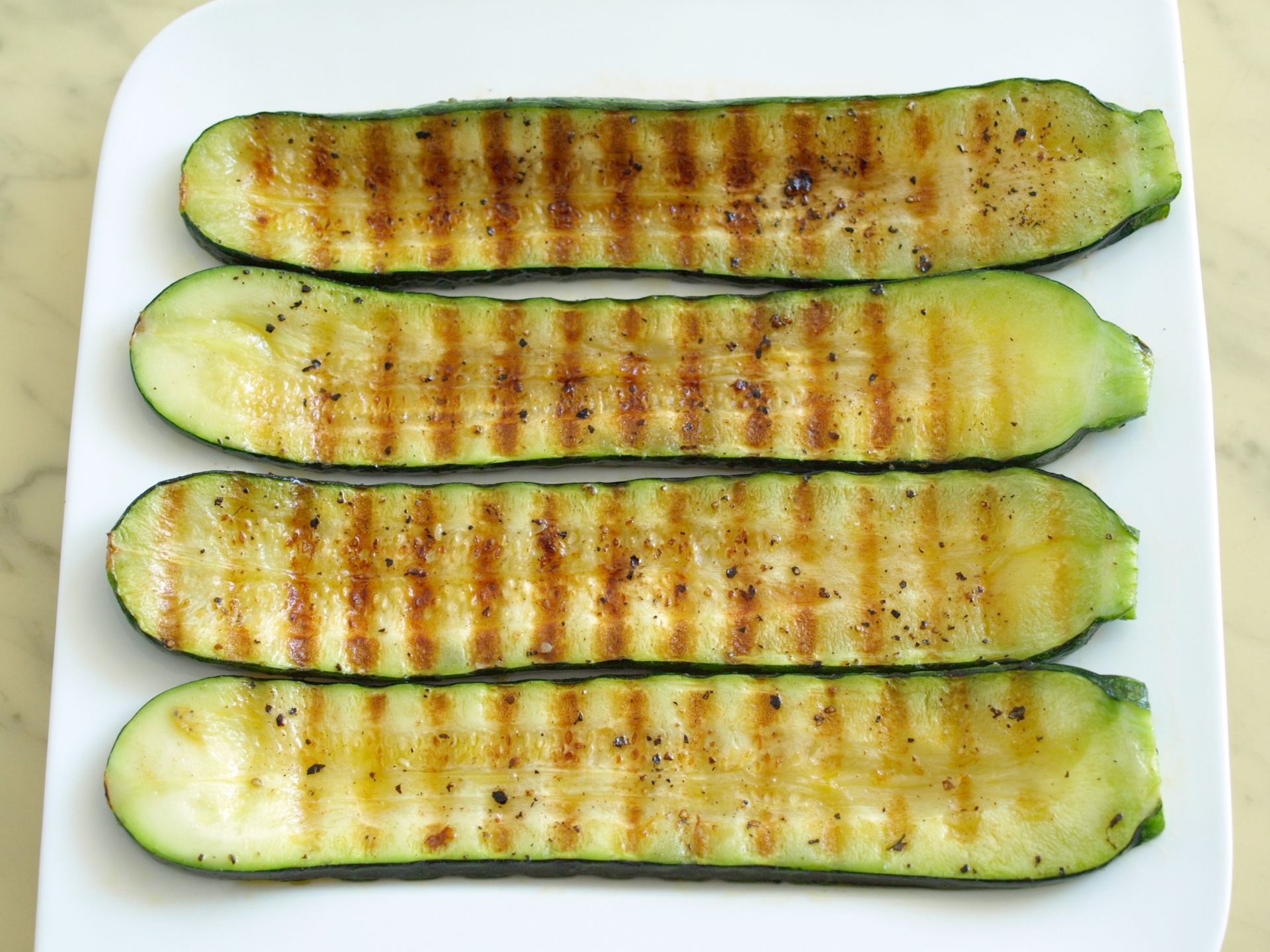 Dicke Zucchinischeiben aus der Grillpfanne