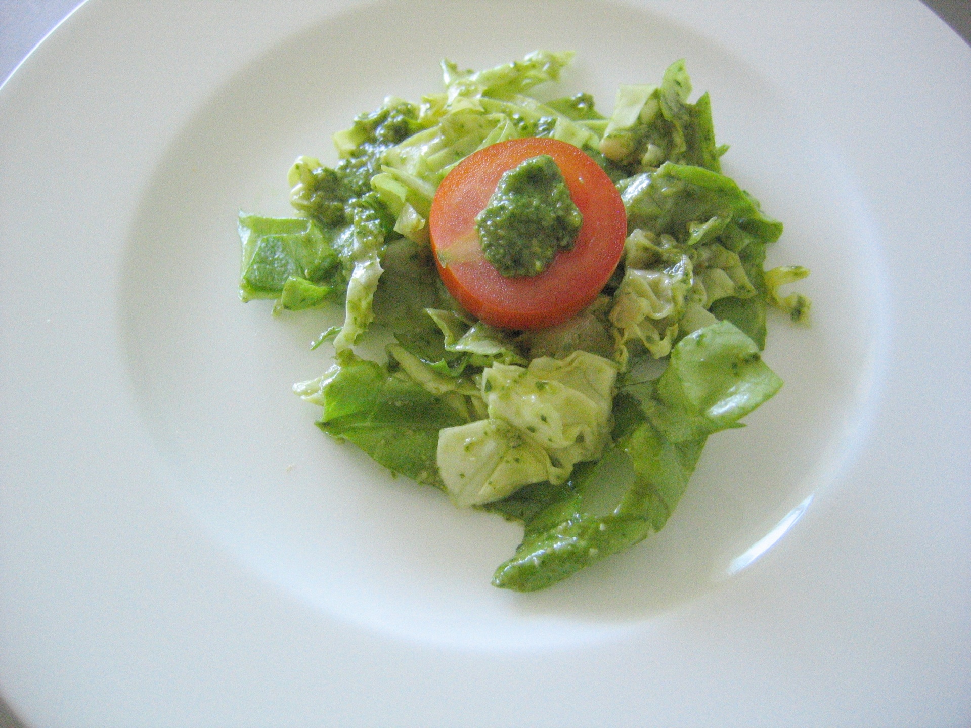 Kirschtomaten auf grnem Salat mit Pesto
