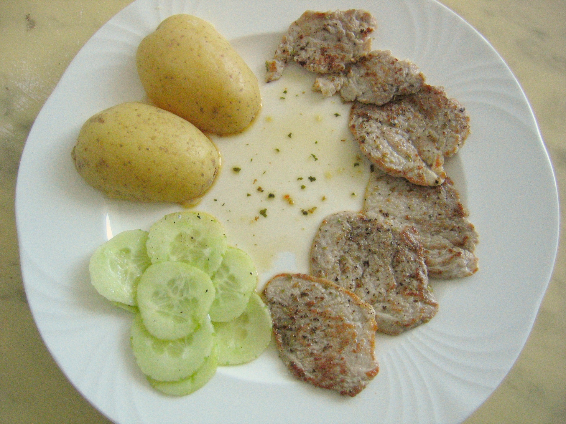 Schweinefiletscheiben mit Pellkartoffeln und
              Gurkensalat