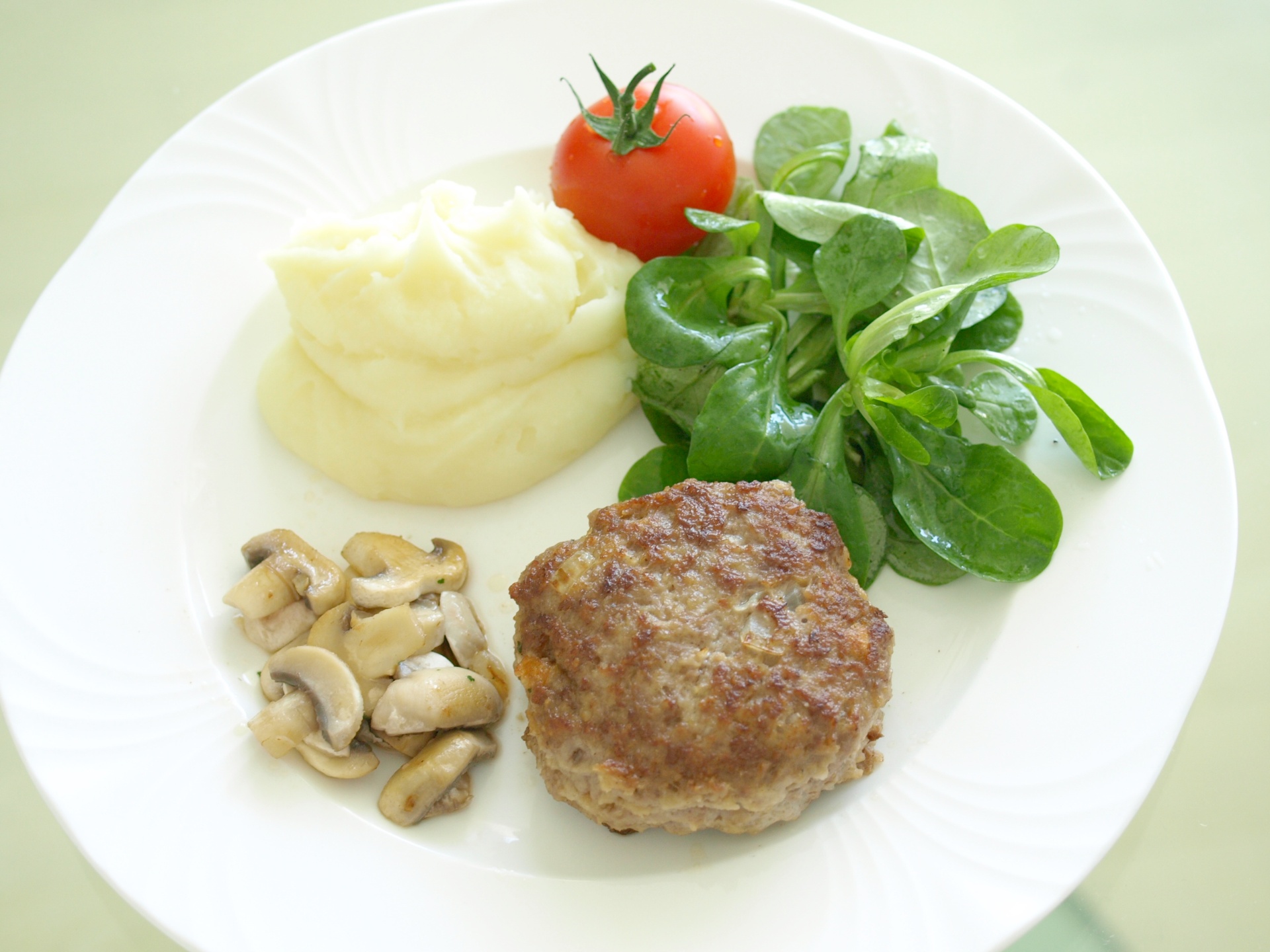 Fleischpflanzl mit Kartoffelbrei und
              Feldsalat
