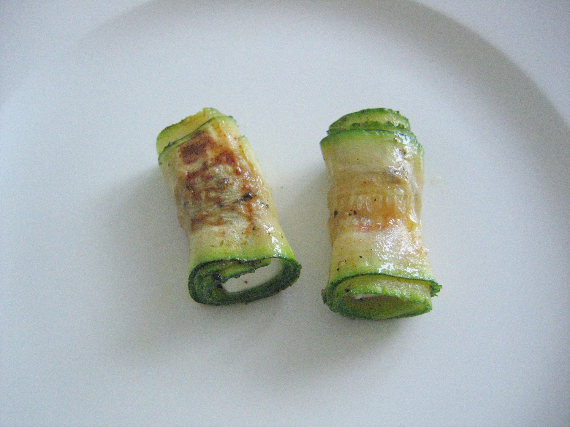 Zucchini-Rllchen mit Schafskse