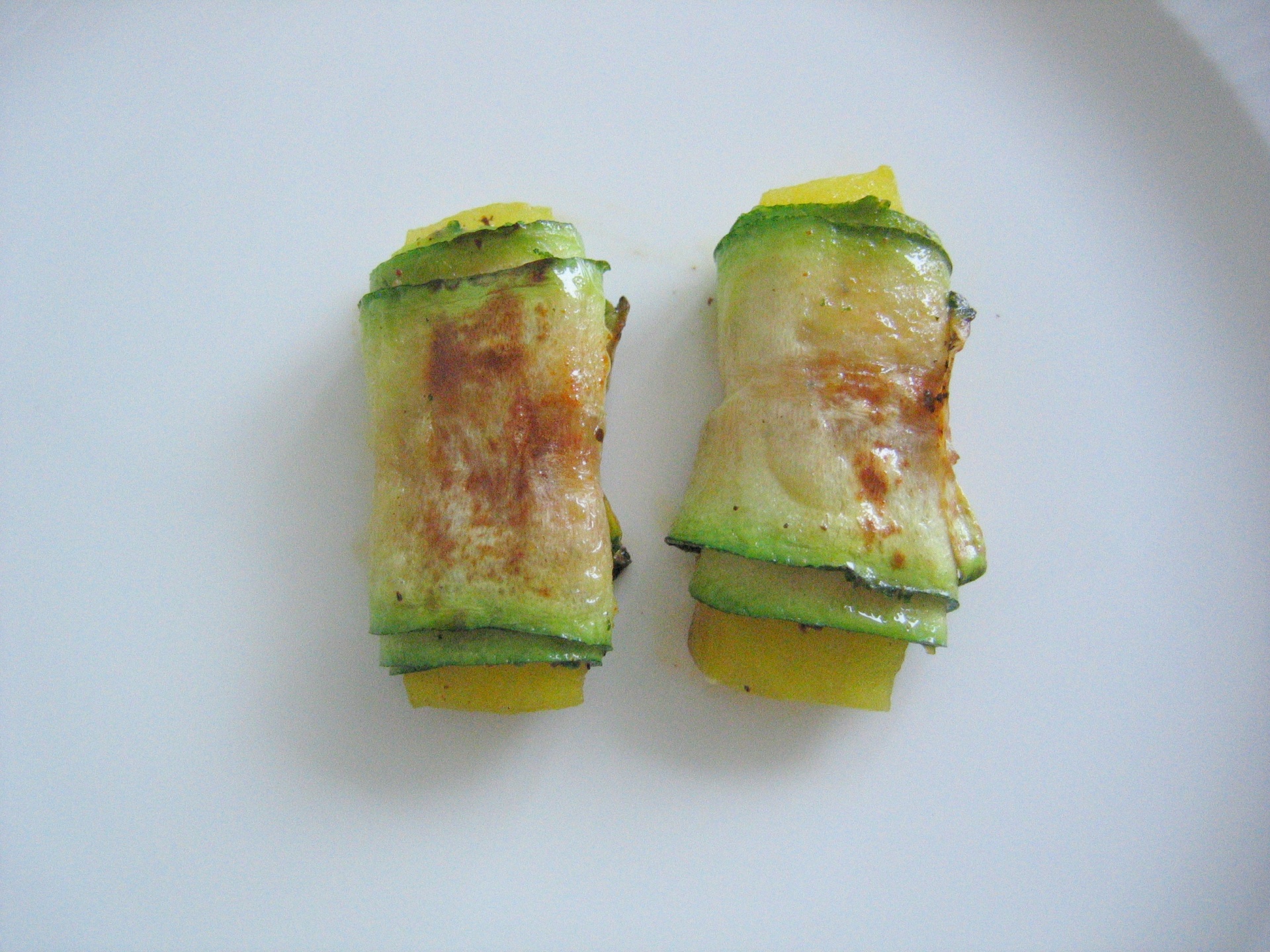 Zucchini-Rllchen mit Paprika