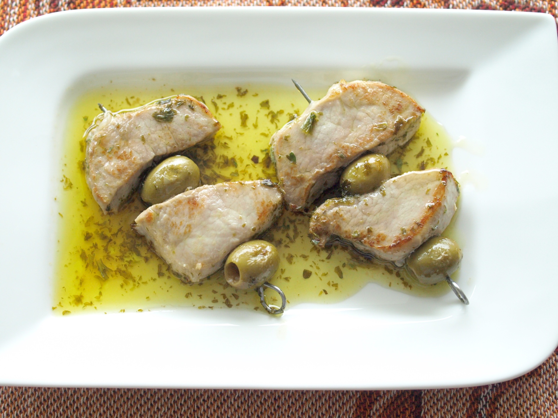 Schweinefiletspiechen mit Oliven