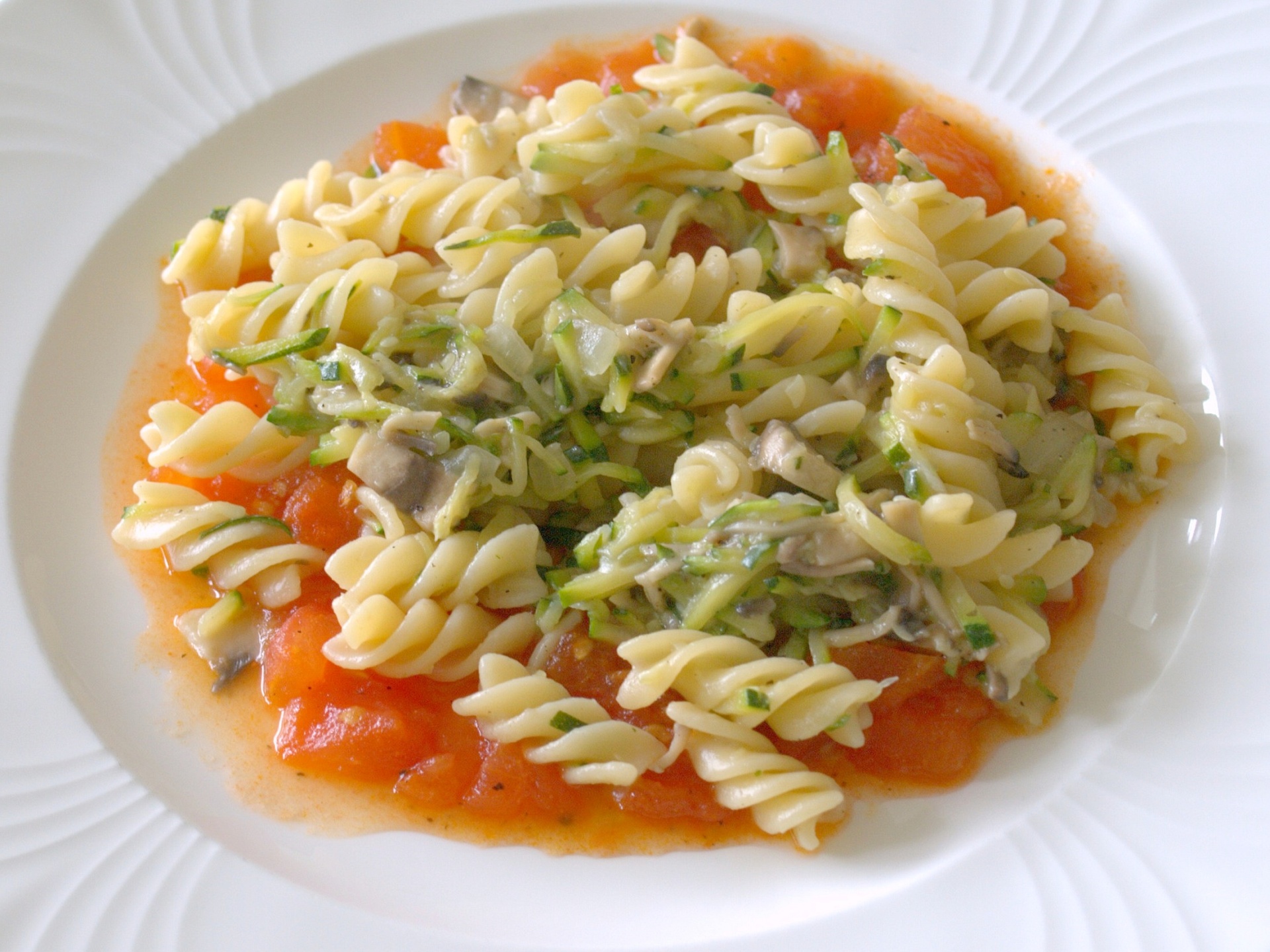 Fusilli mit Zucchini, Champignons und
              geschmolzenen Tomaten