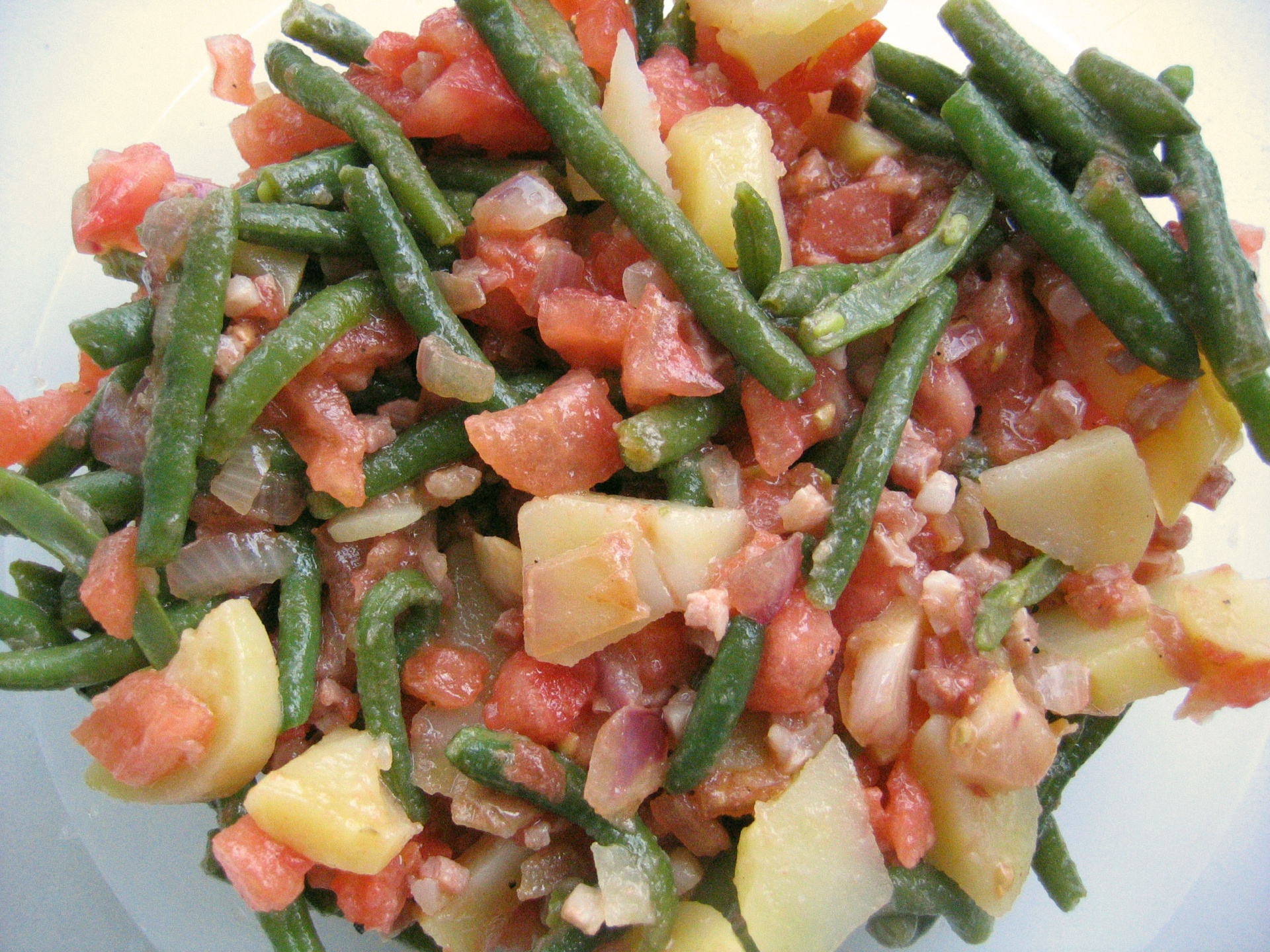 Bohnensalat mit Tomaten, Kartoffeln und
              Schinkenwrfeln