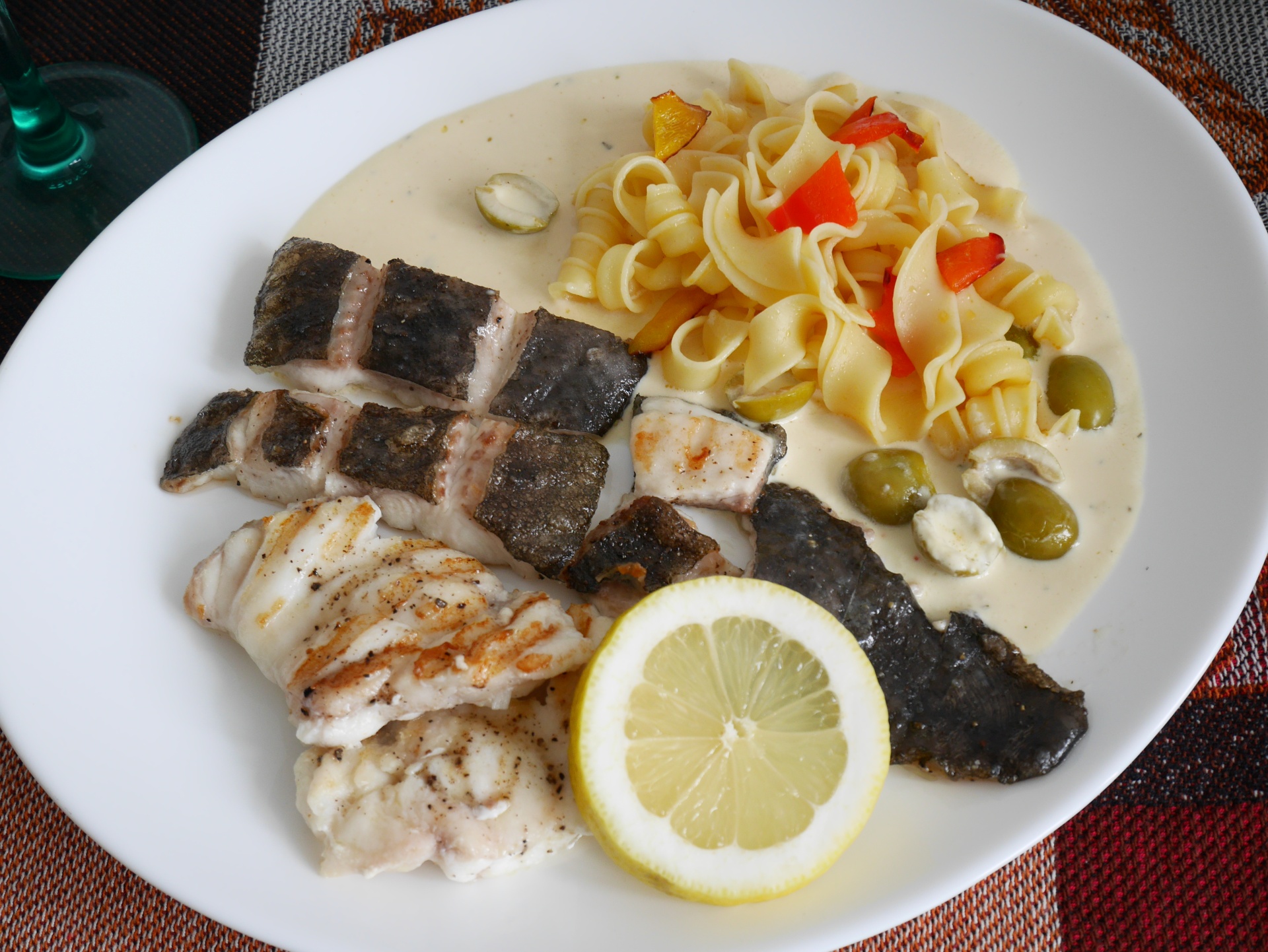 Gegrillte Fische mit Paprikanudeln und
              Olivensauce