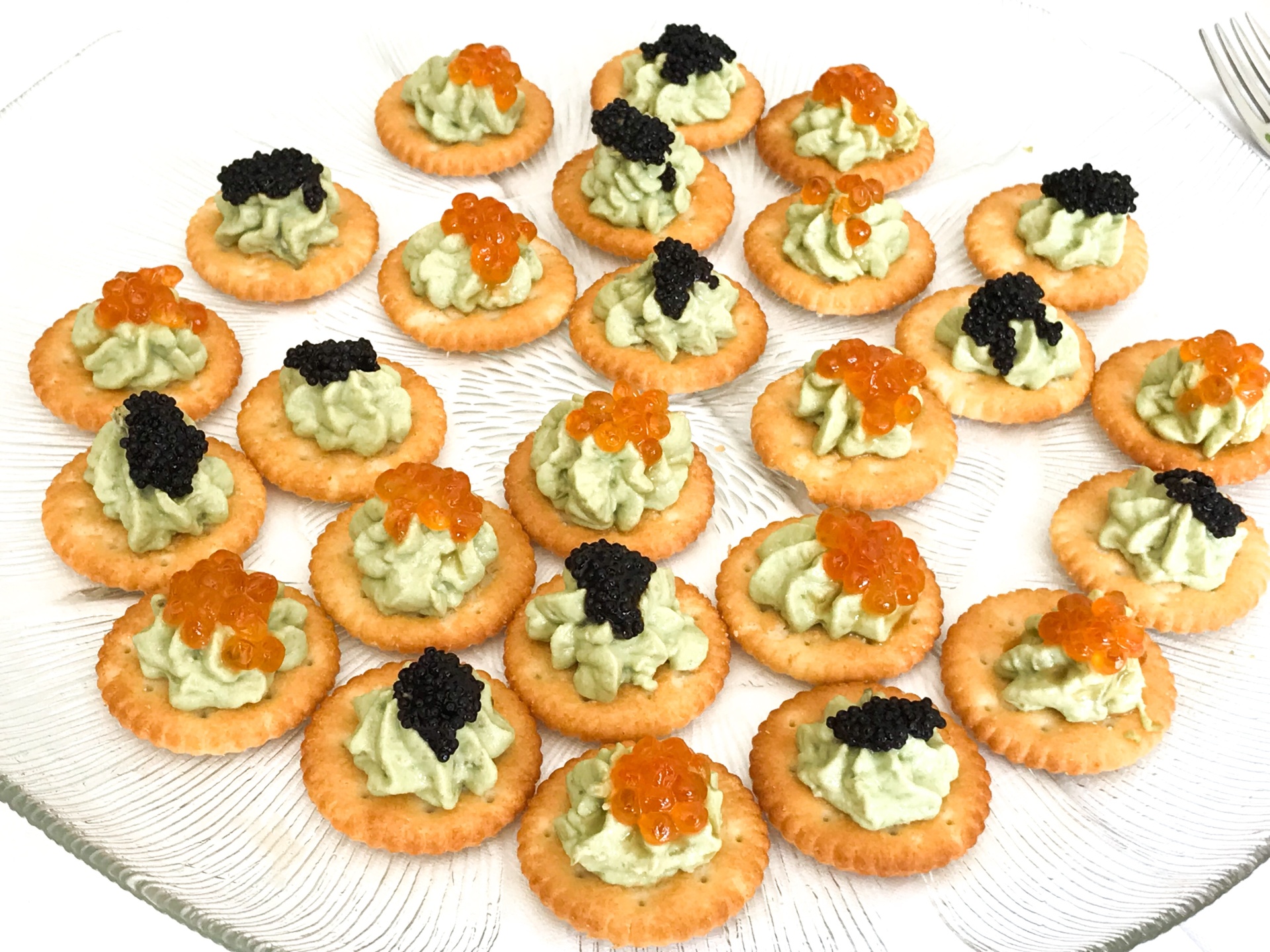 Cracker mit Avocadocreme und Forellenkaviar