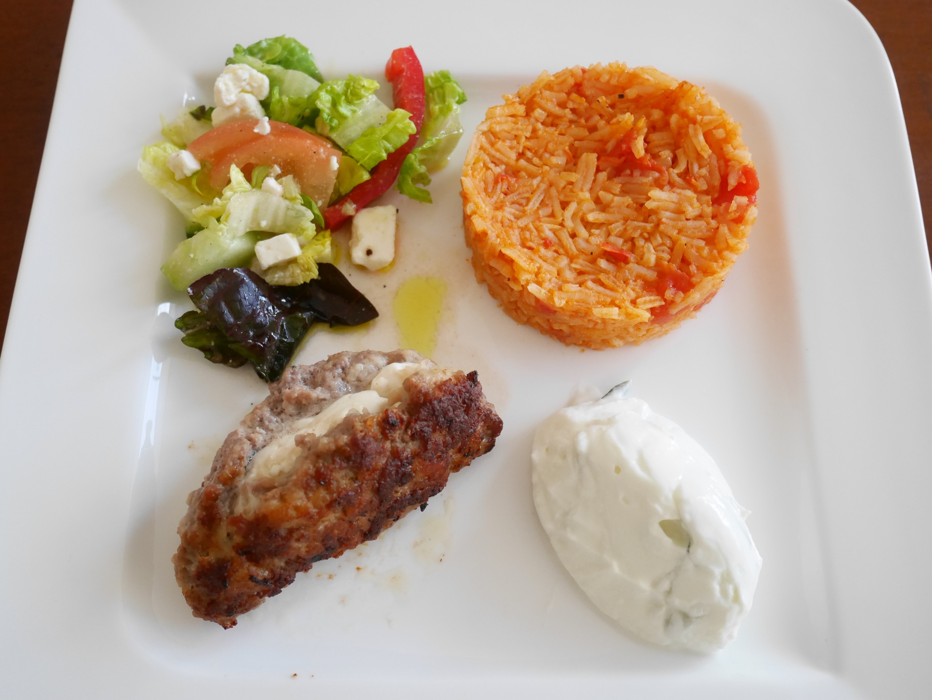 Bifteki, mit Feta gefllt, und griechischer
              Tomatenreis