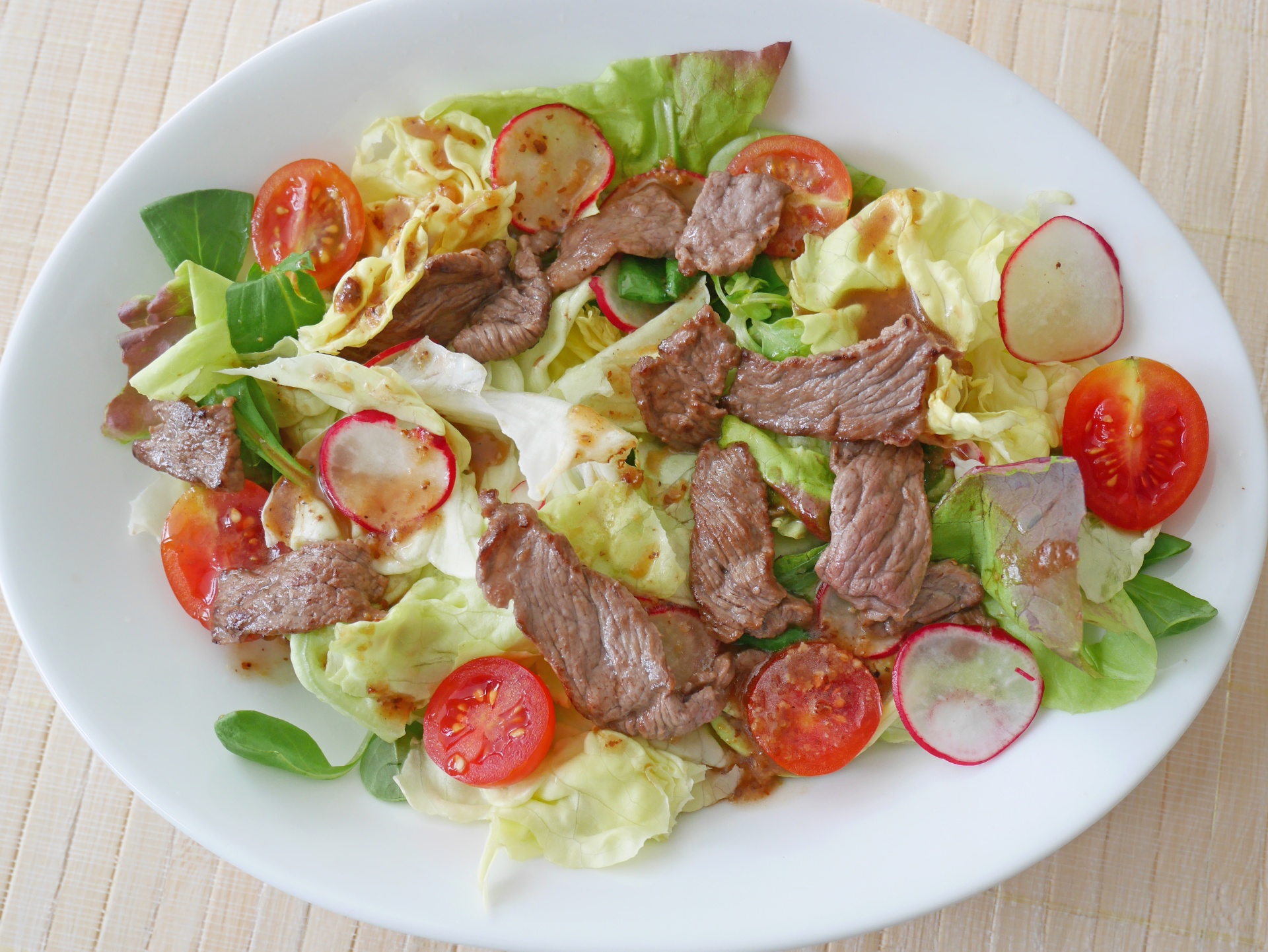 Ochsenfetzen auf Salat mit
              Malzbier-Senf-Dressing