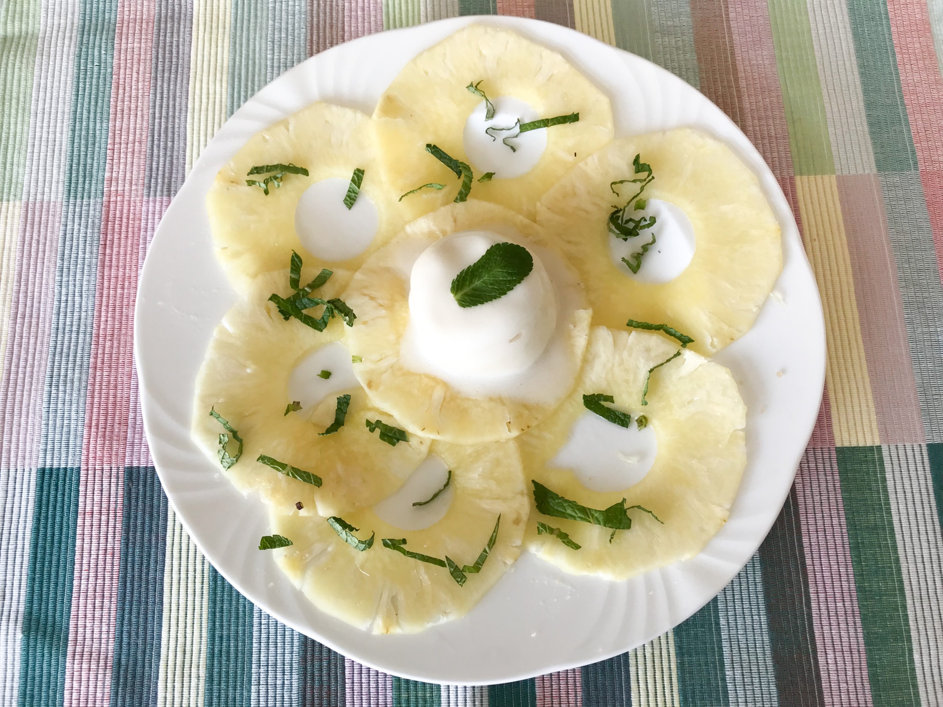Ananas-Carpaccio mit Zitronensorbet