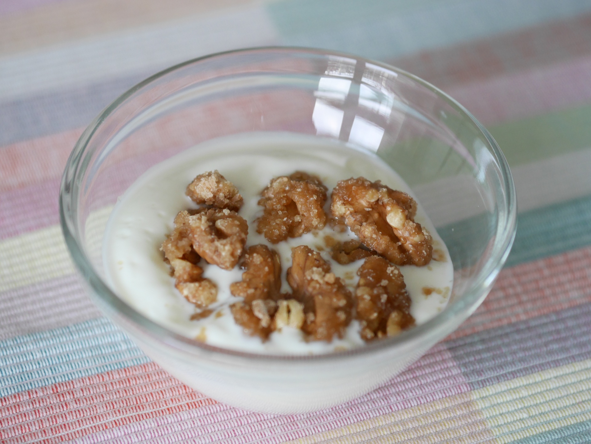 Joghurt mit karamellisierten Walnssen