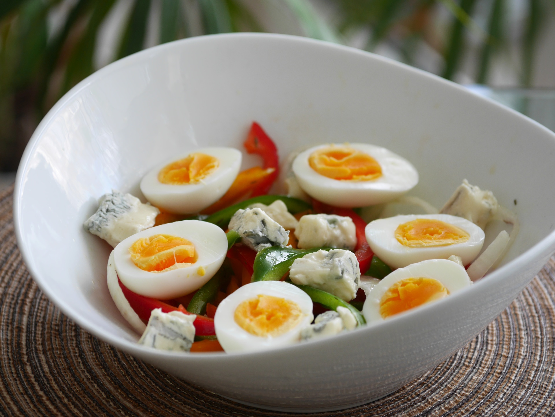 Paprikasalat mit Ei und Gorgonzola
