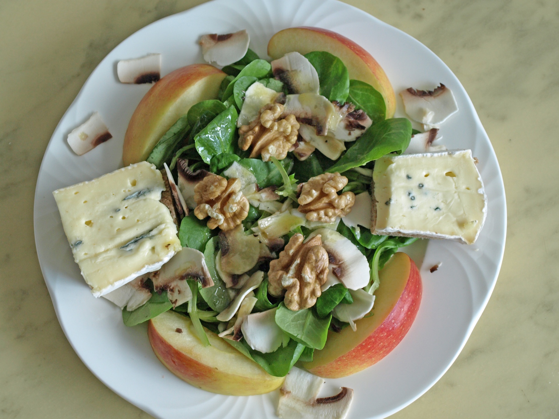 Feldsalat mit Walnssen und Apfelspalten