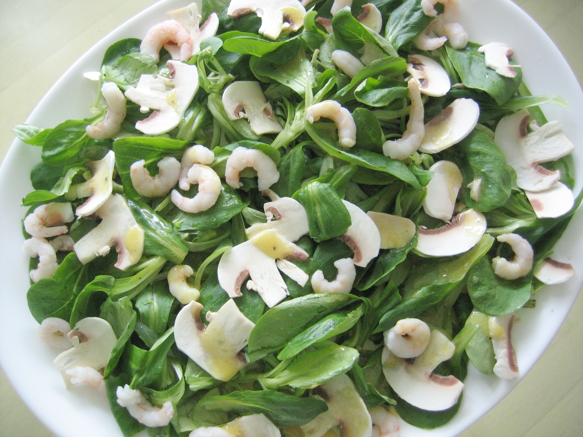 Feldsalat mit Krabben und Champignons