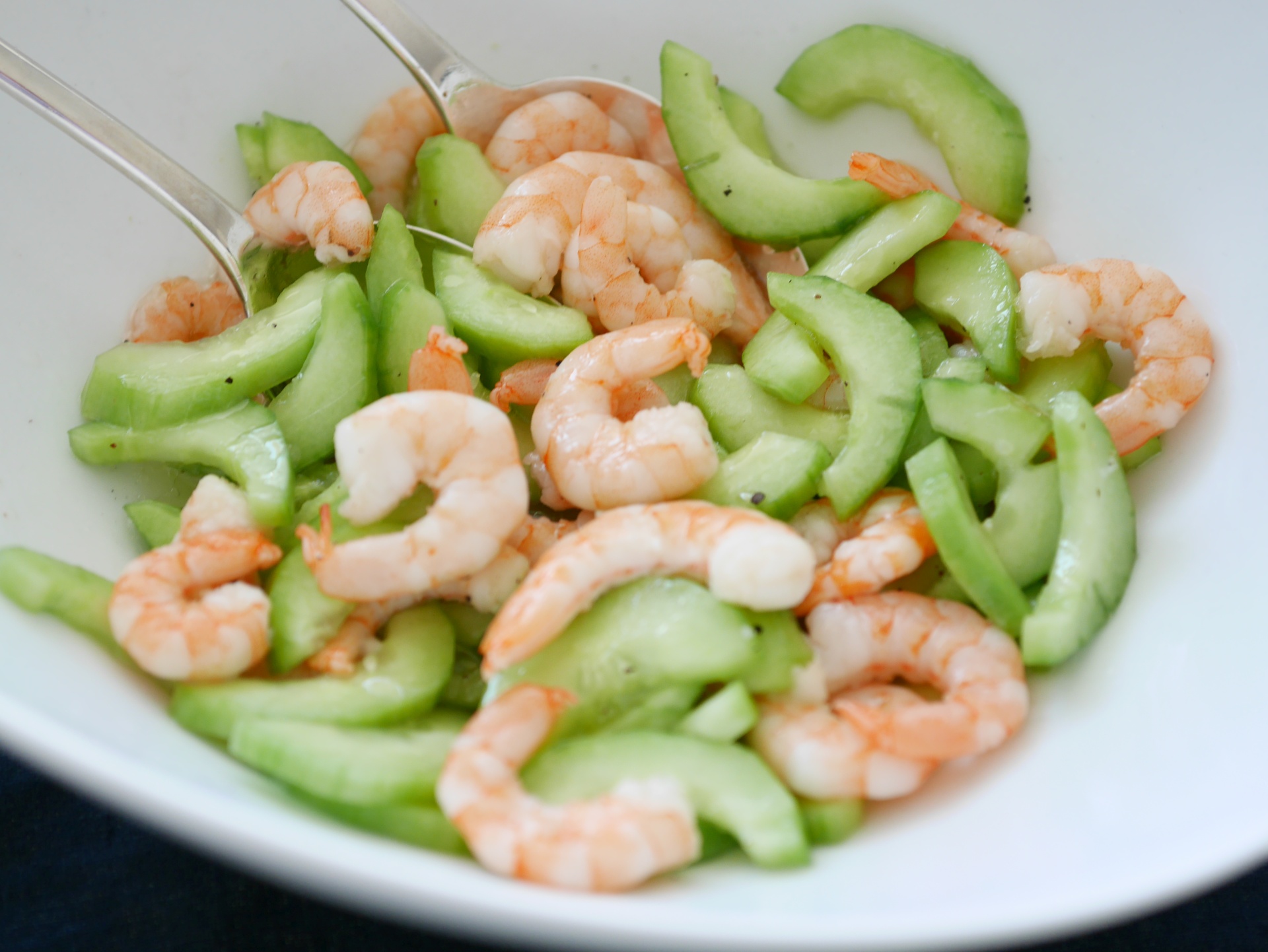 Gurkensalat mit Krabben