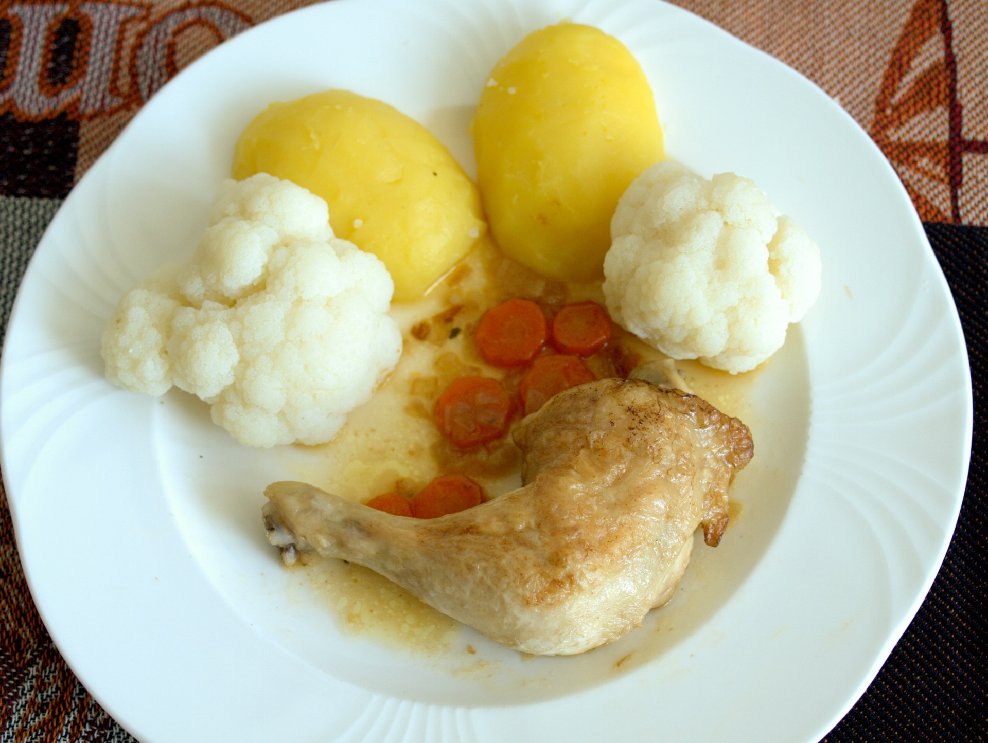 Hhnchenkeule mit Pellkartoffeln und
              Blumenkohl