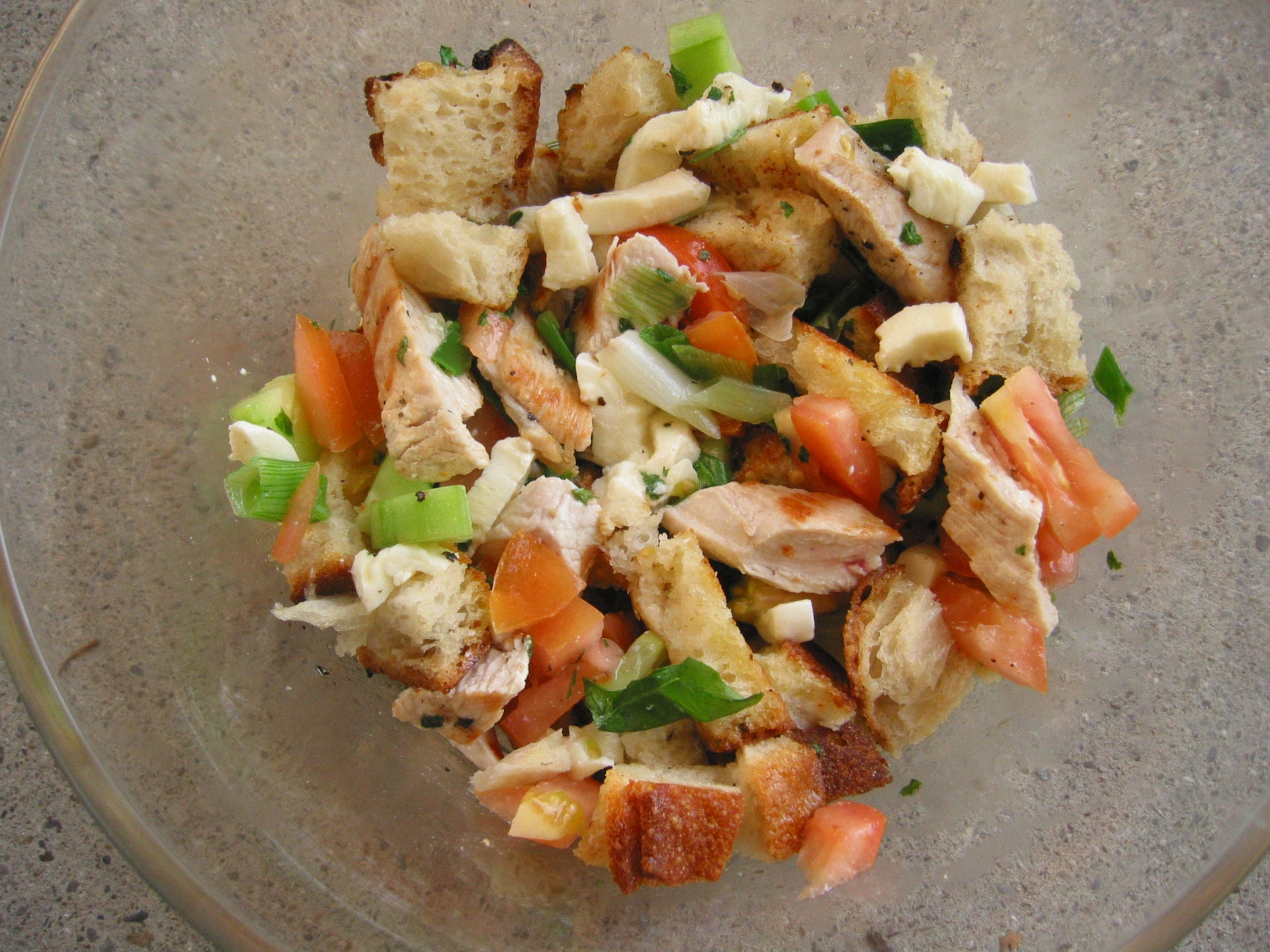 Brotsalat mit Mozzarella