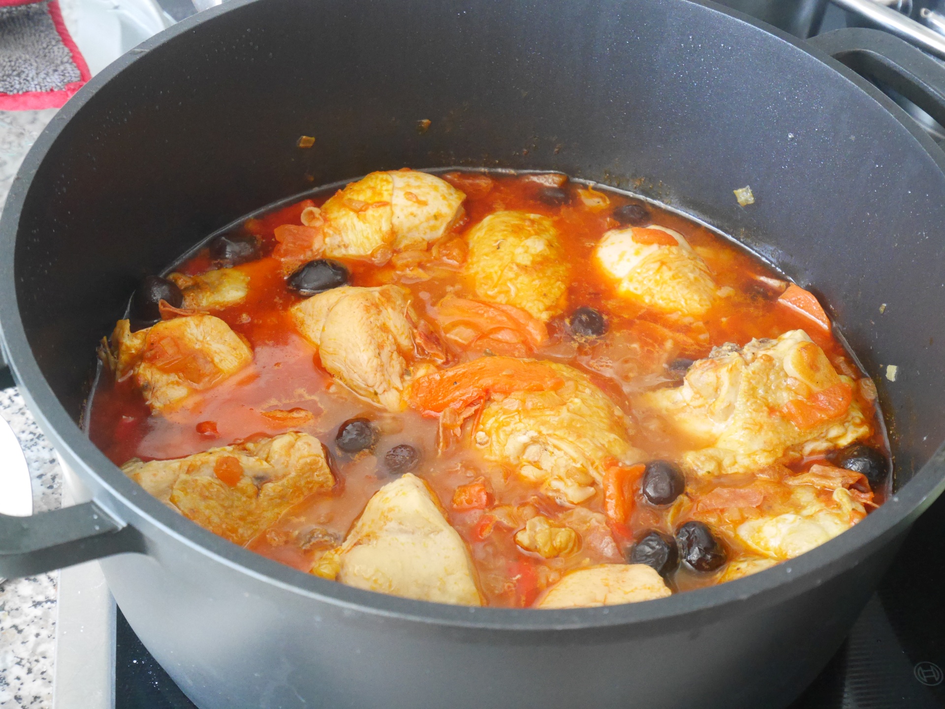 Huhn mit Paprika und Oliven