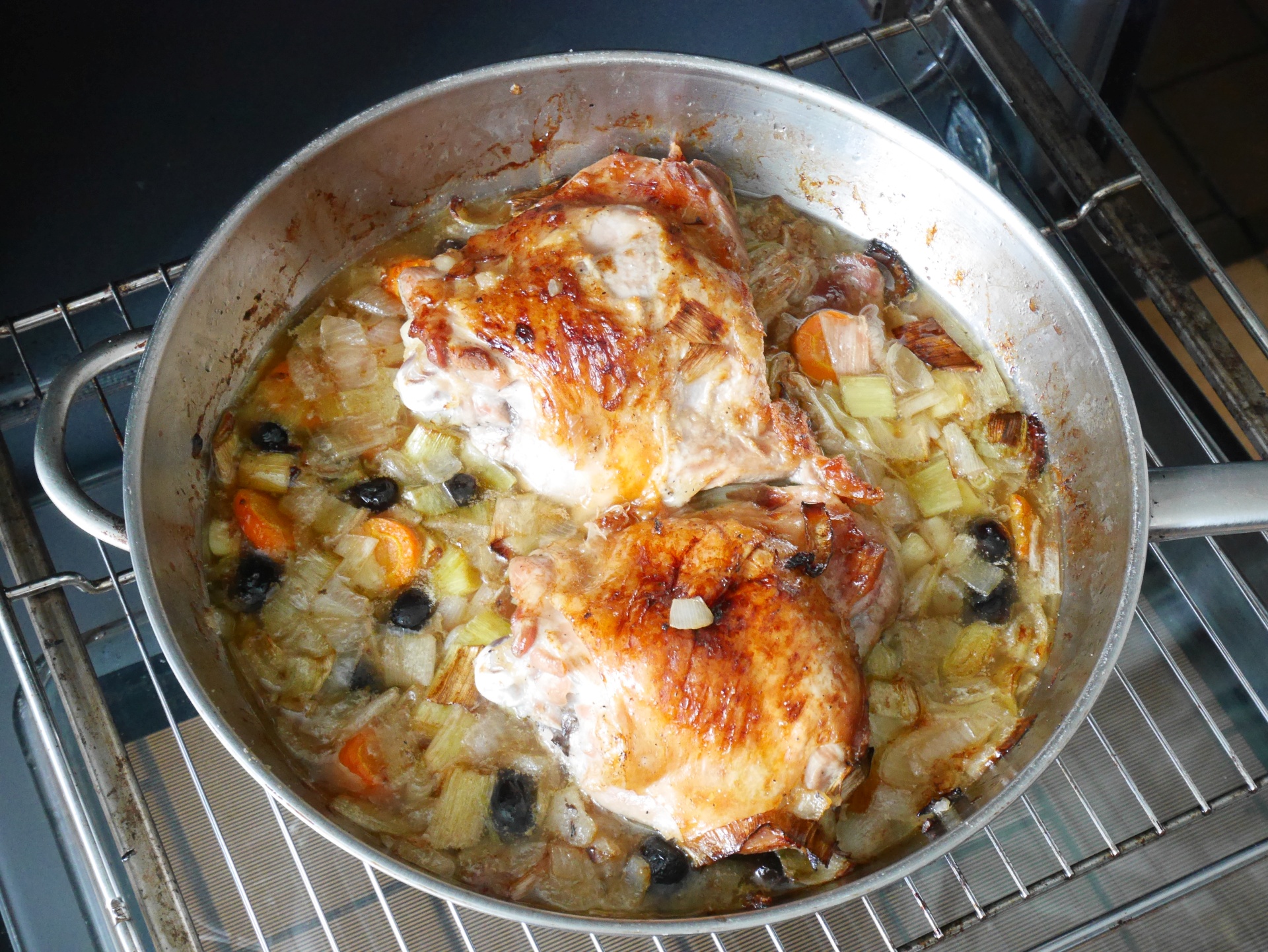 Putenoberkeule auf Lauch mit Oliven