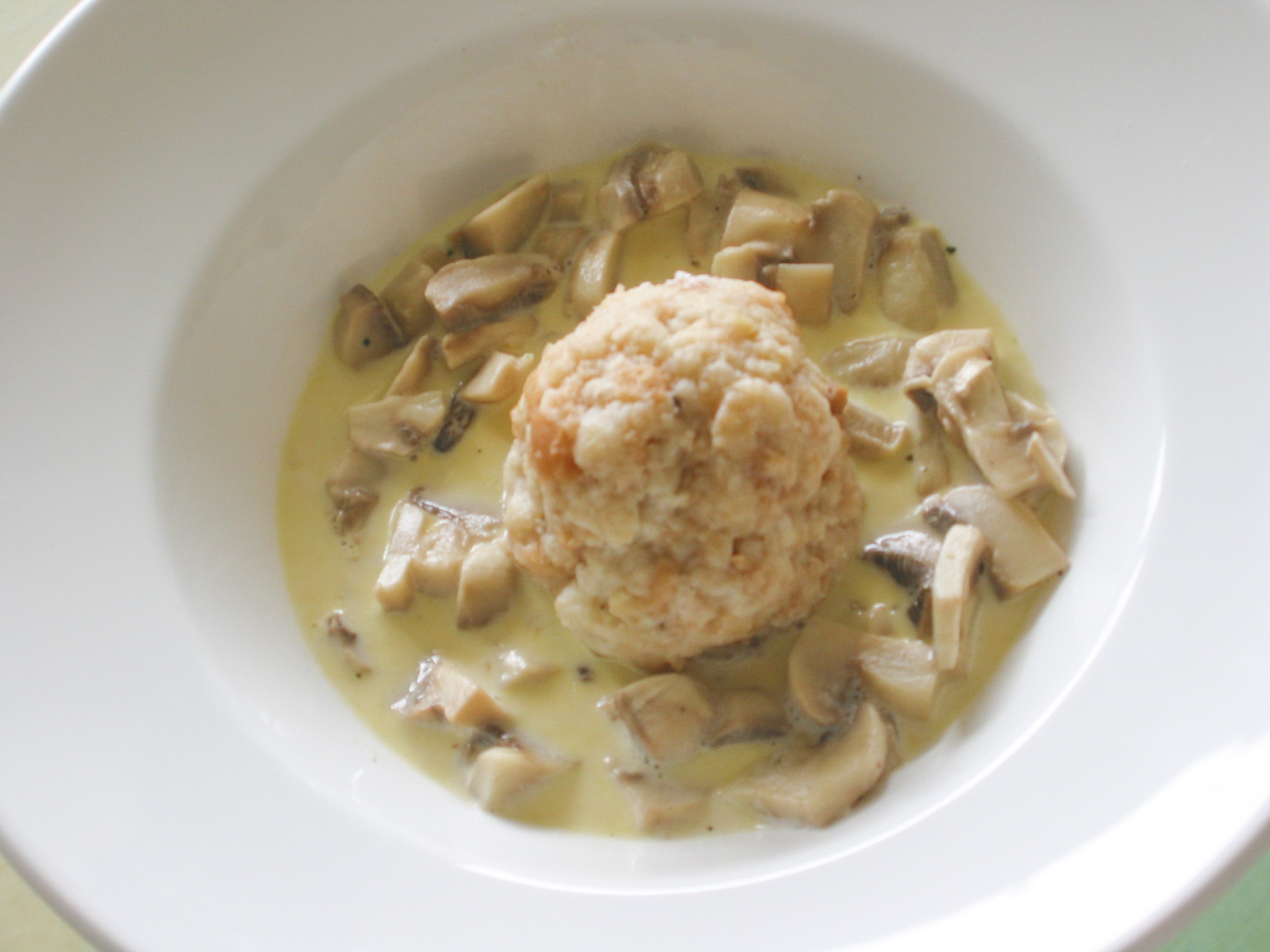 Rahmpilze mit Semmelkndel