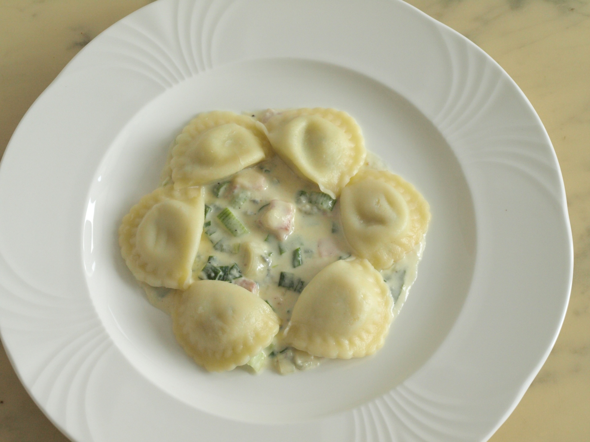 Ravioli mit Sahnesauce