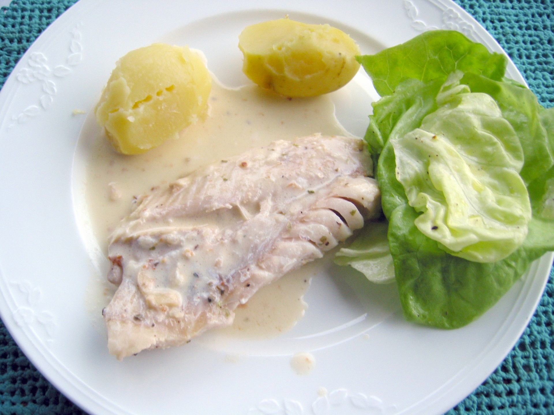 Rotbarschfilet mit Kartoffeln und grnem
              Salat
