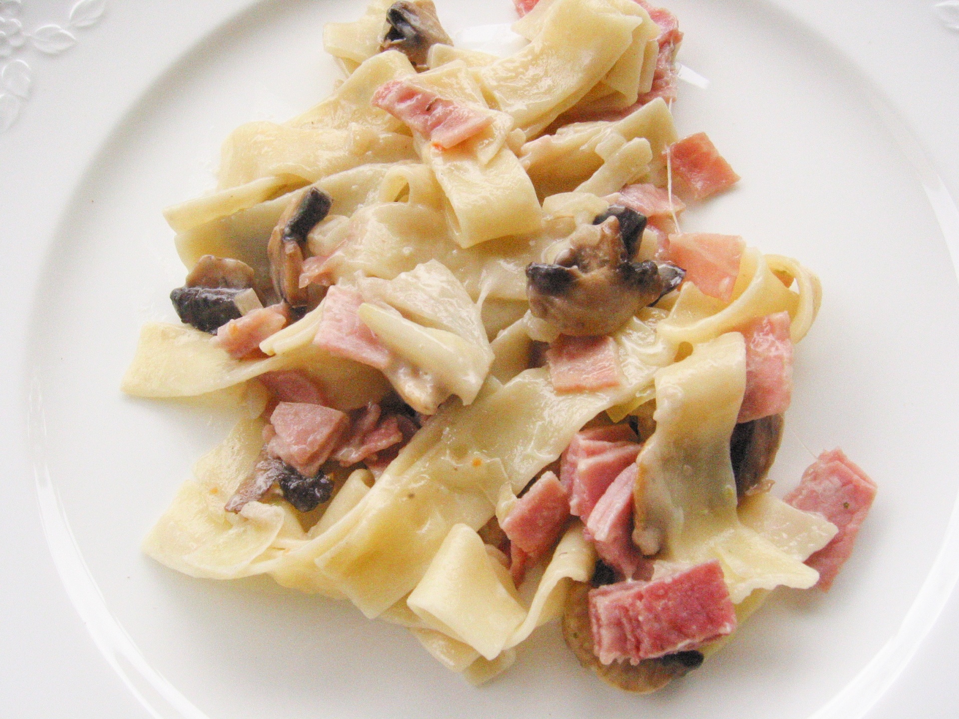 Pappardelle mit Schinken und Champignons