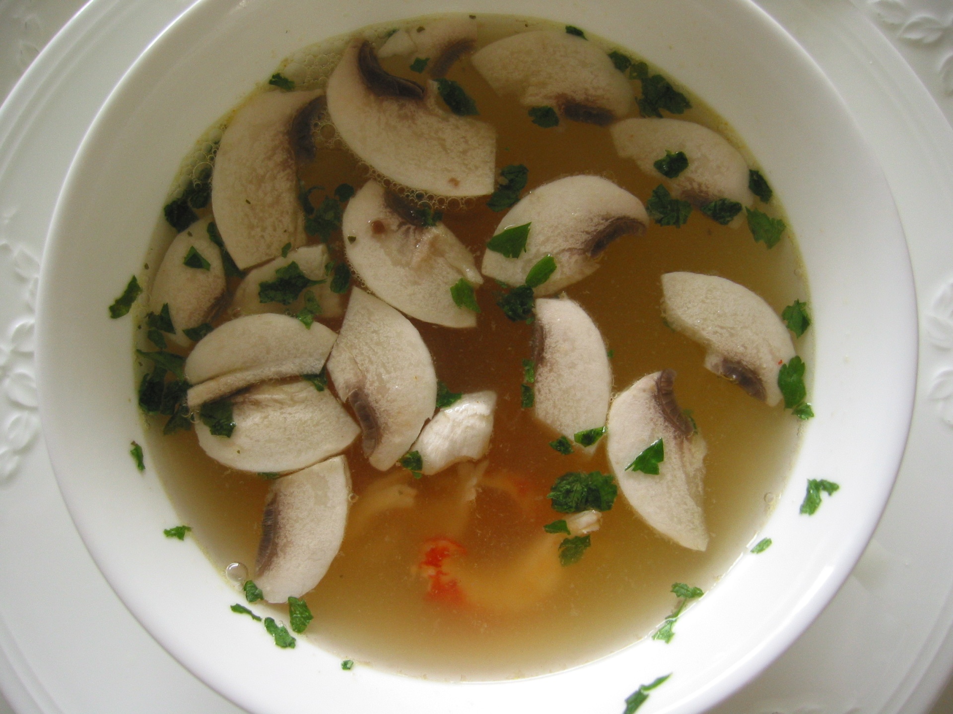Consomm mit Garnelen und Pilzen