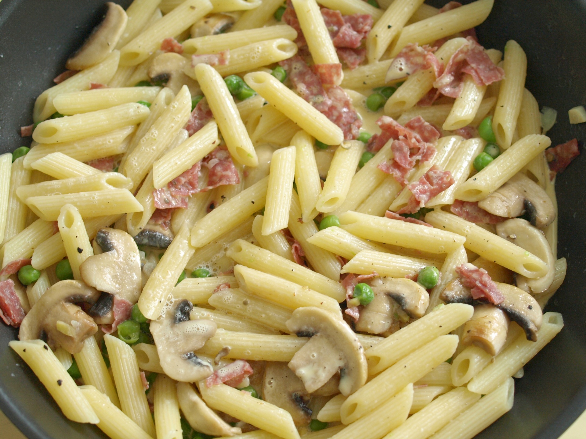 Rigatoni mit Salami und Pfeffersauce