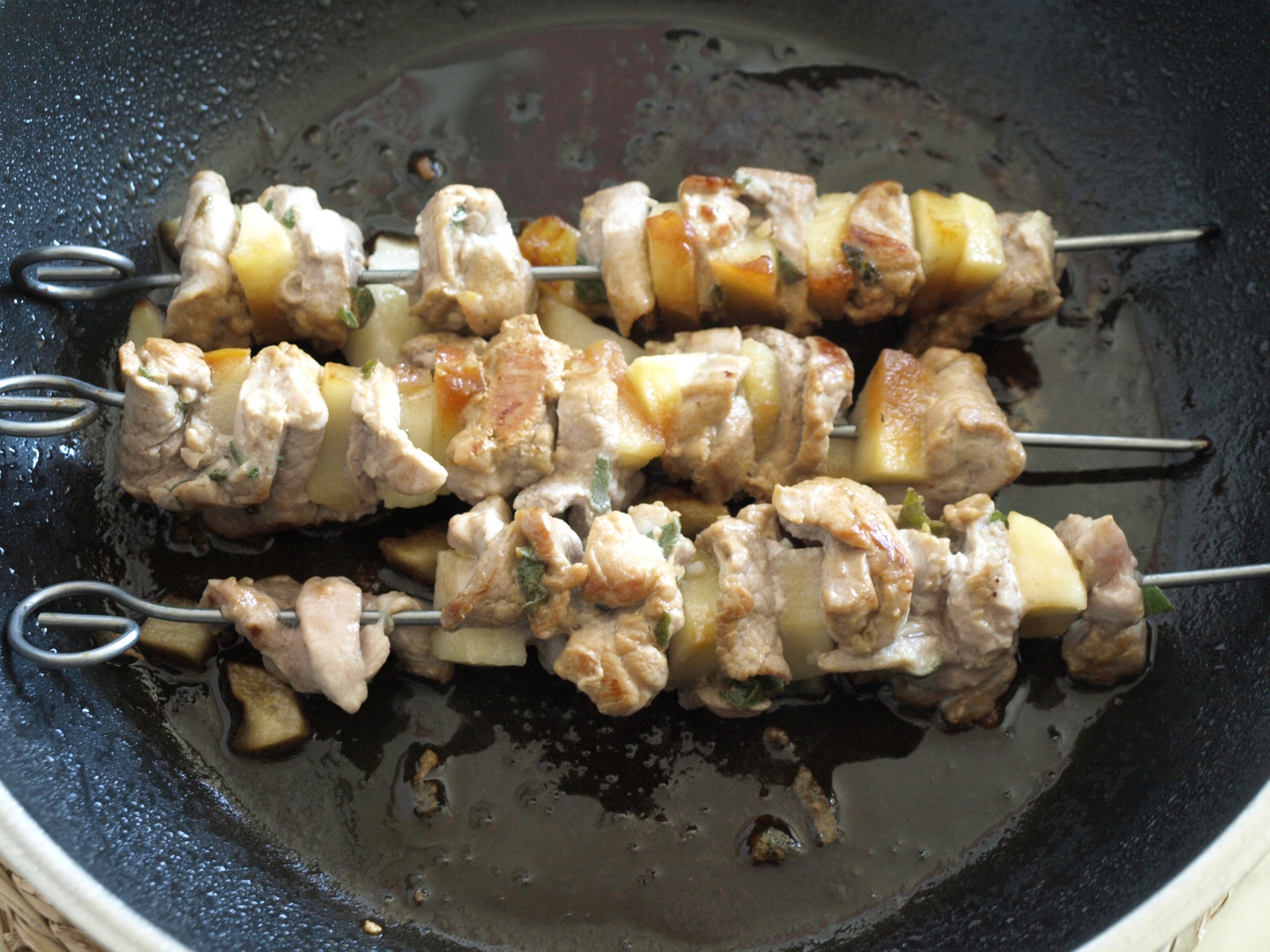 Schweinefilet am Spie mit Apfelspalten