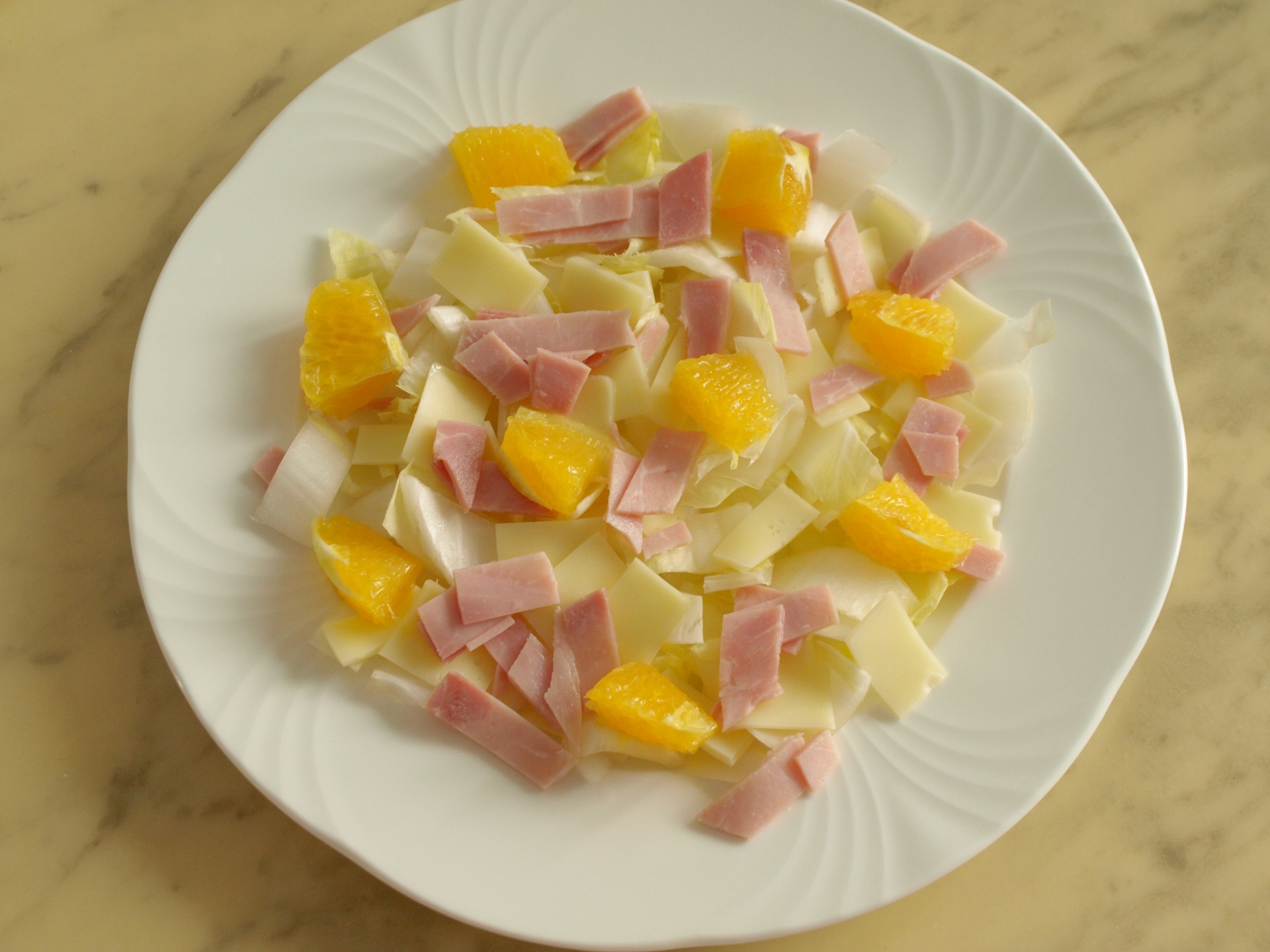 Chicoresalat mit Orangenfilets, Schinken und
              Kse