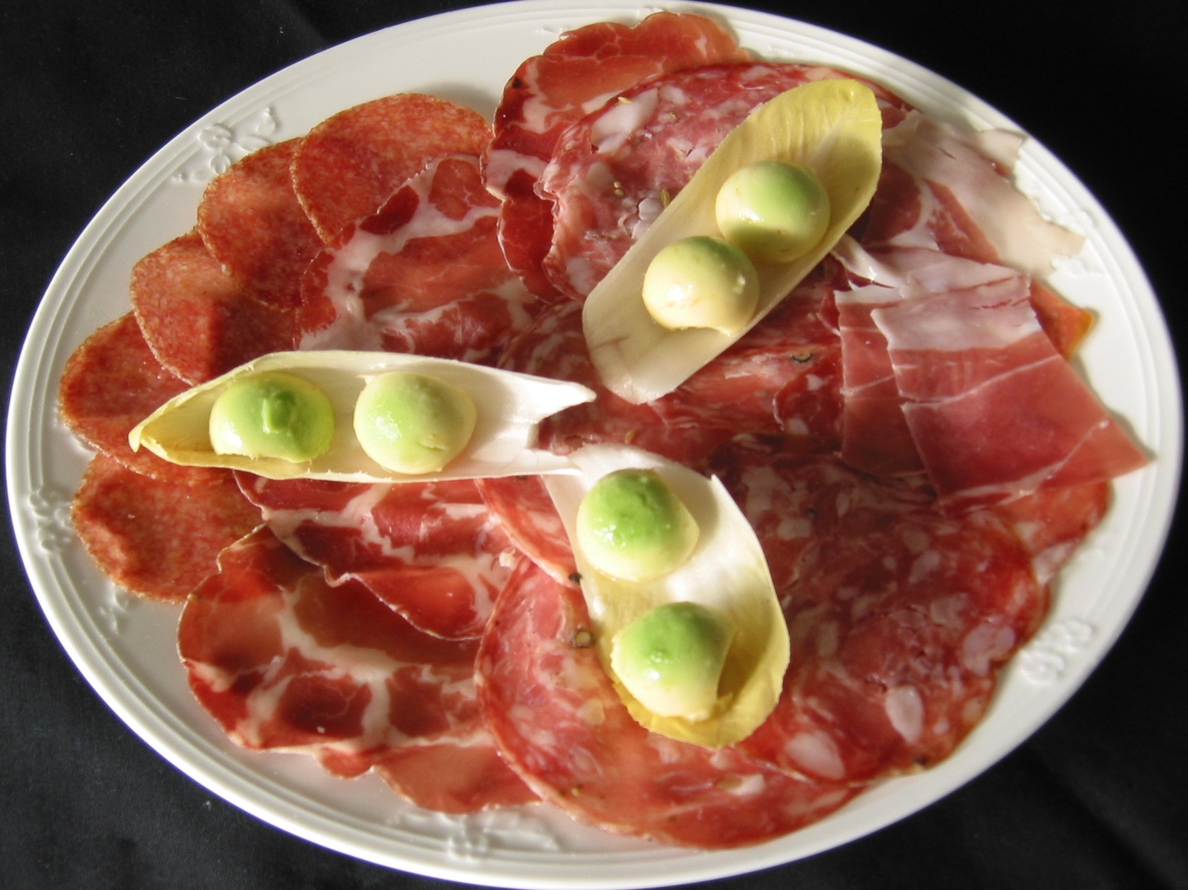 Parmaschinken und italienische Salami mit
              Avocadokugeln