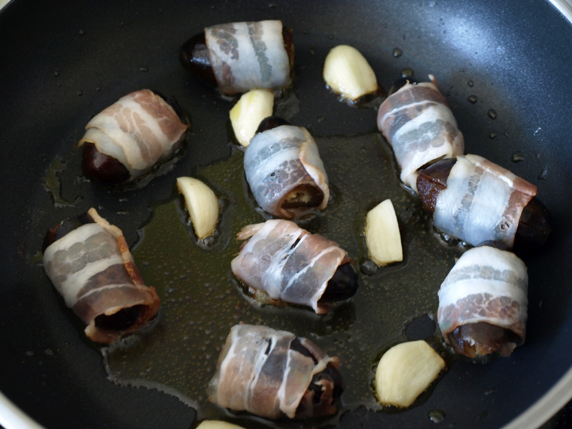 Datteln im Speck