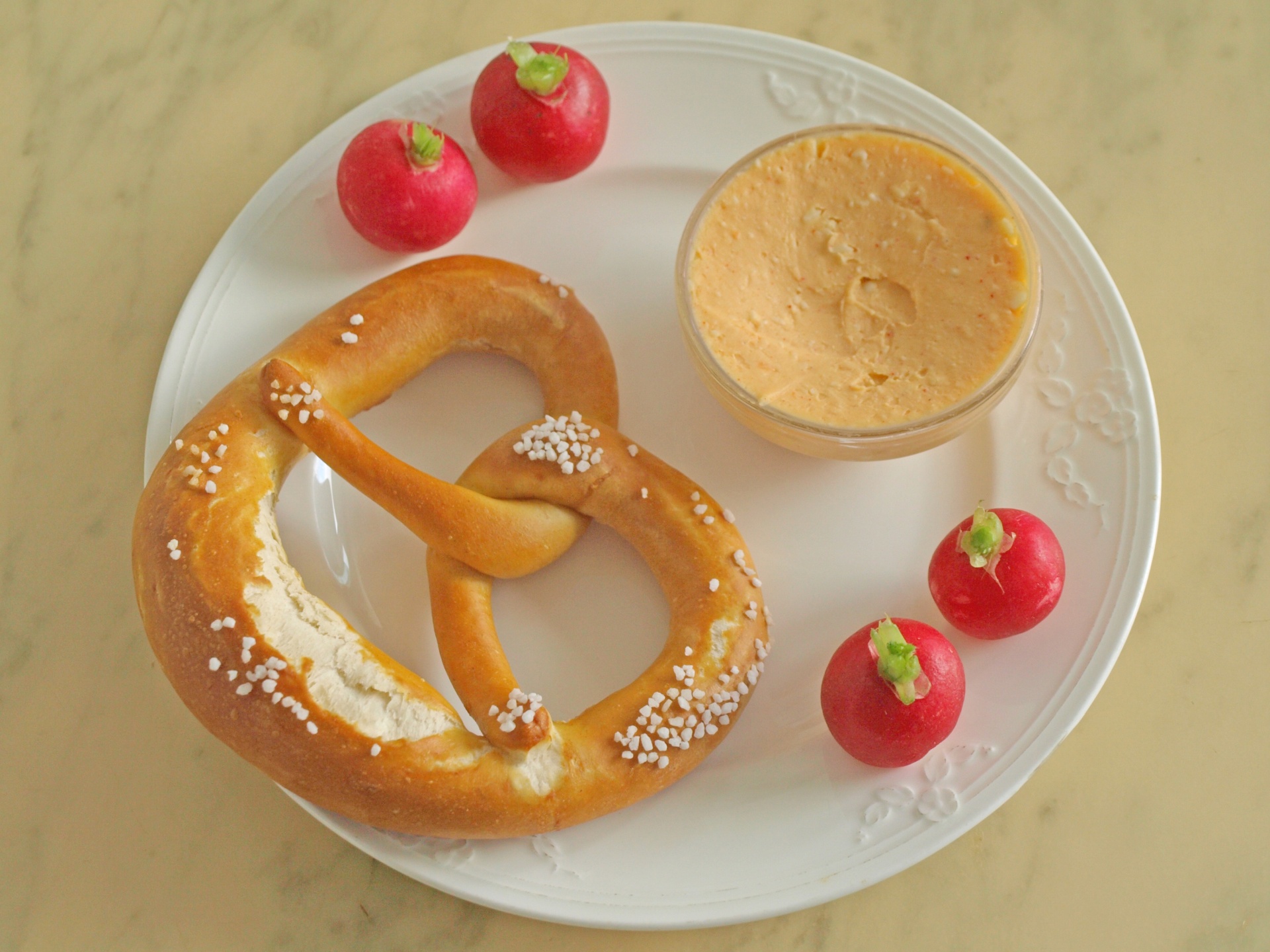 Obatzter mit Breze und Radieserl