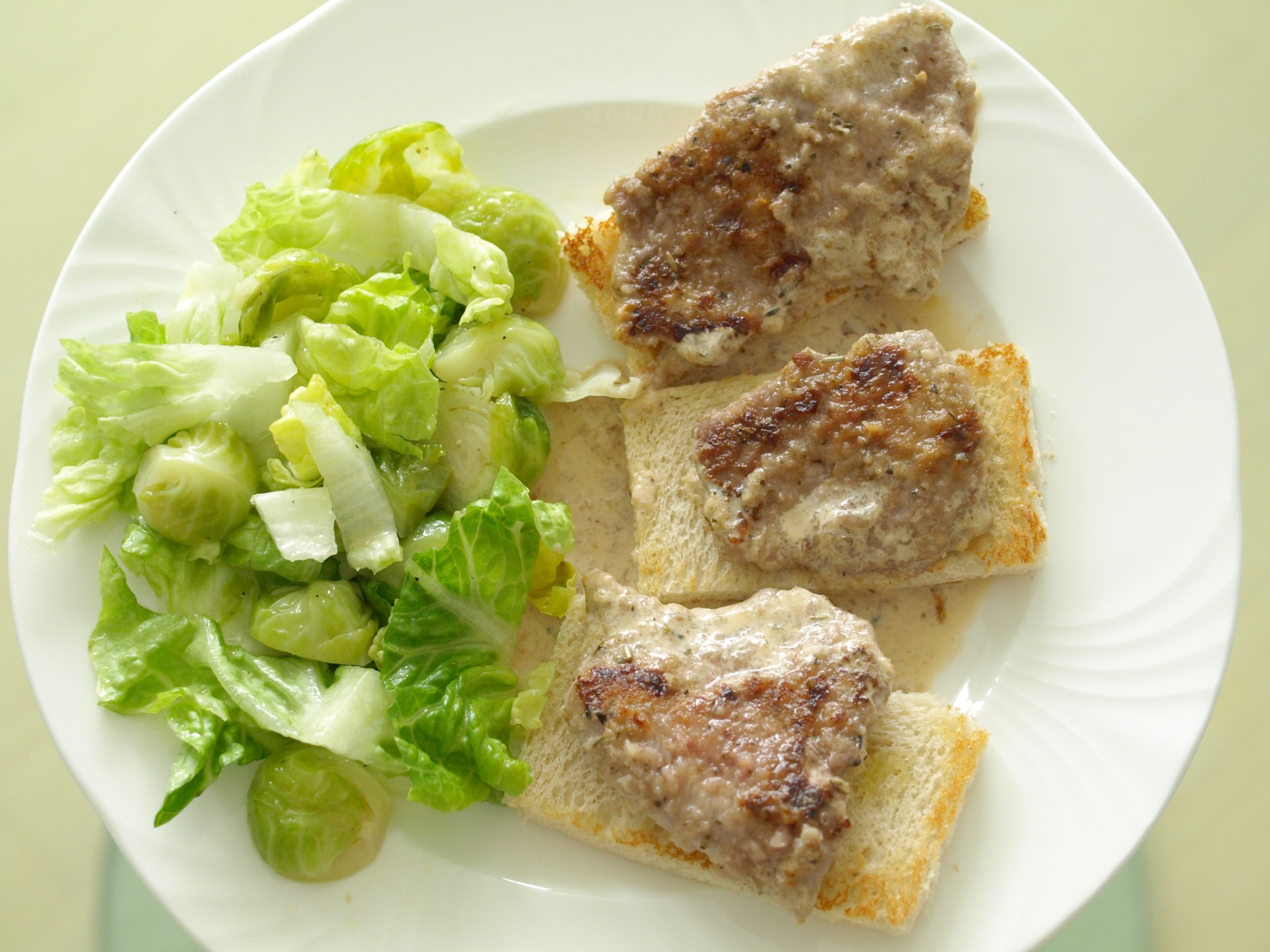 Kalbsschnitzel auf Rstbrot mit
              Rosenkohlsalat