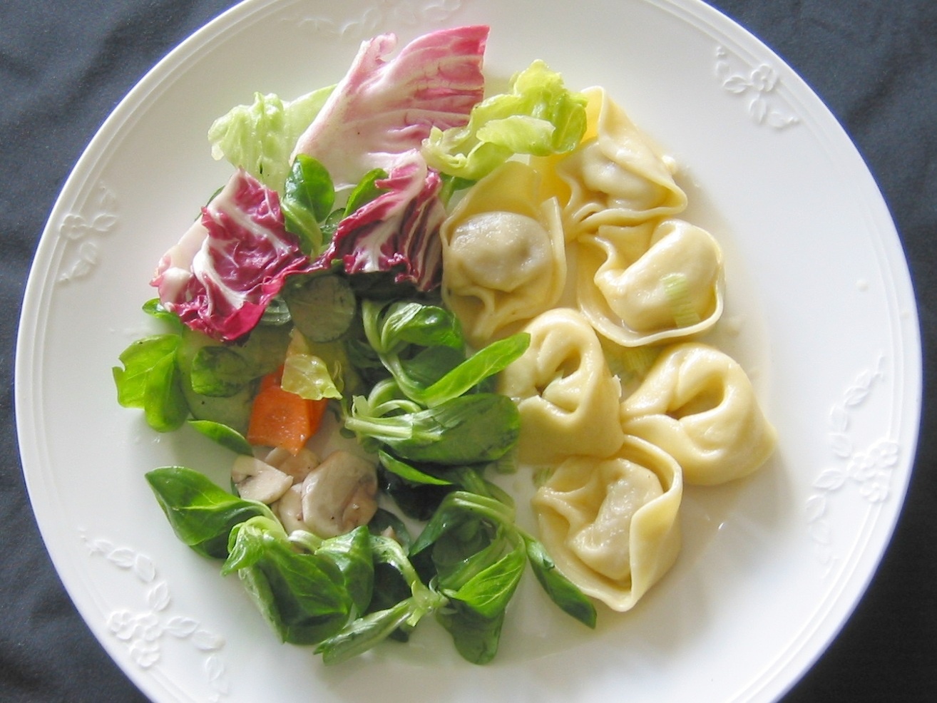 Tortellini mit Sahnesauce und Salat